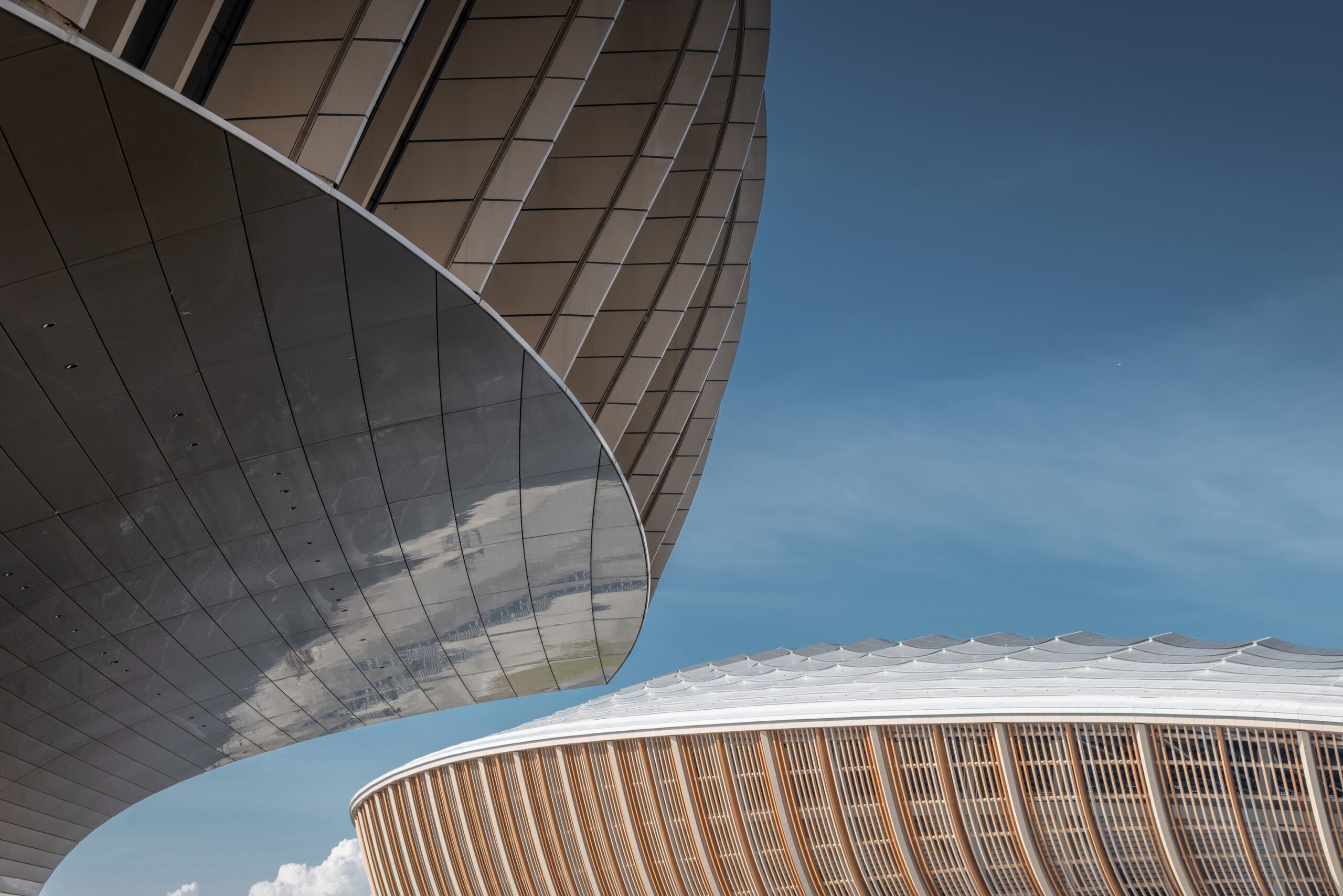 〈グレーターベイエリア・スポーツセンター(Greater Bay Area Sports Centre)〉ザハ・ハディド・アーキテクツ(Zaha Hadid Architects)、広東省建築設計研究院(Guangdong Architectural Design & Research Institute)