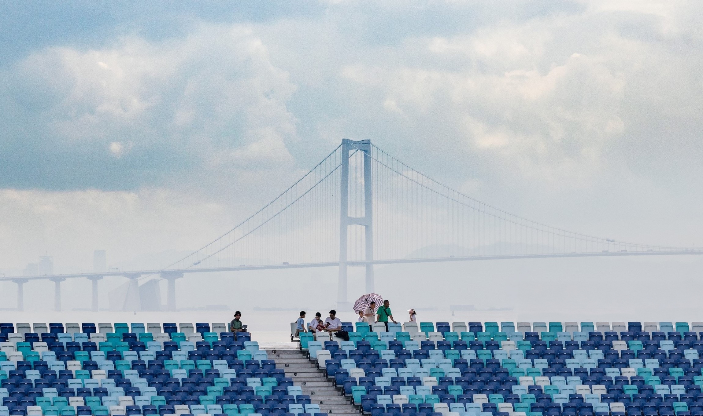 〈グレーターベイエリア・スポーツセンター(Greater Bay Area Sports Centre)〉ザハ・ハディド・アーキテクツ(Zaha Hadid Architects)、広東省建築設計研究院(Guangdong Architectural Design & Research Institute)