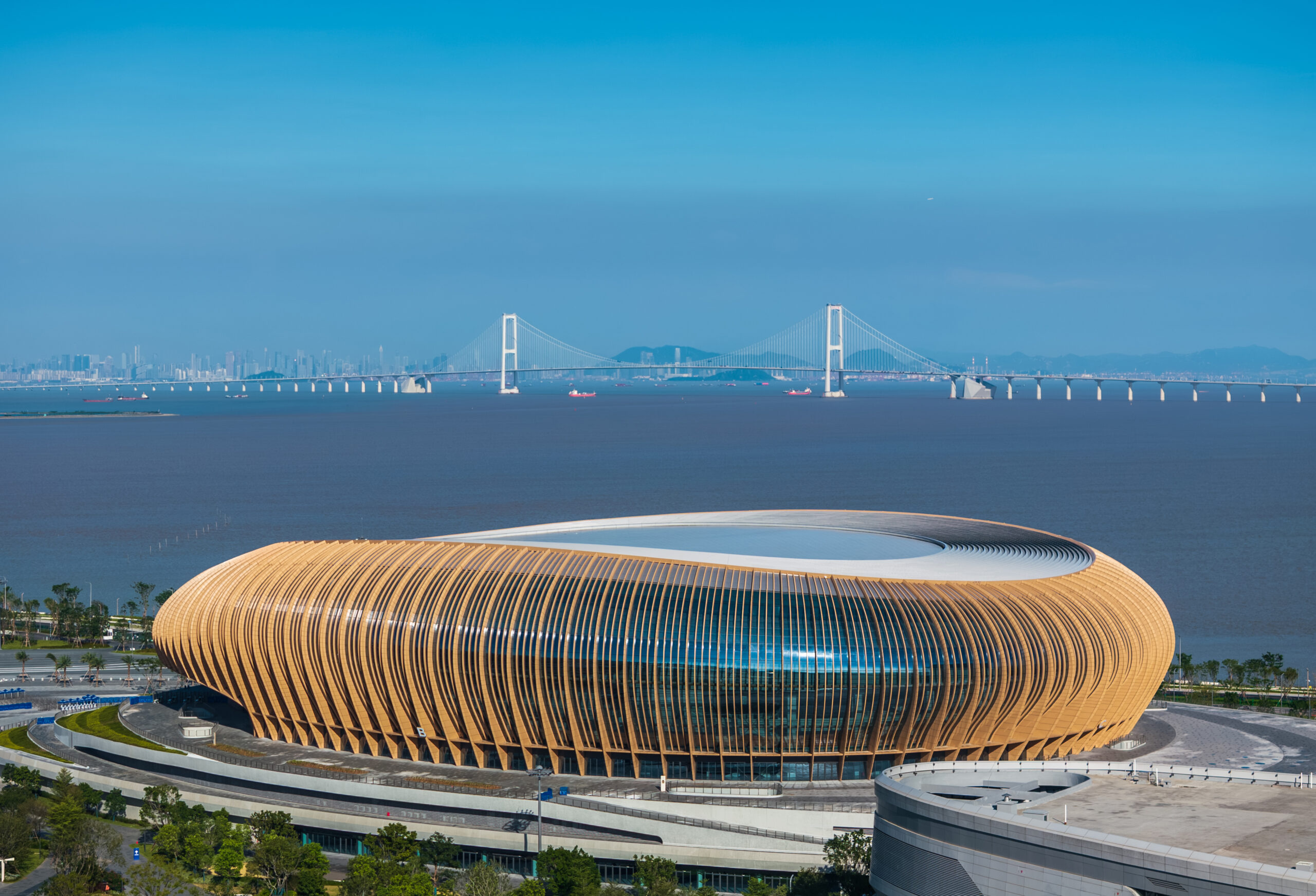 〈グレーターベイエリア・スポーツセンター(Greater Bay Area Sports Centre)〉ザハ・ハディド・アーキテクツ(Zaha Hadid Architects)、広東省建築設計研究院(Guangdong Architectural Design & Research Institute)