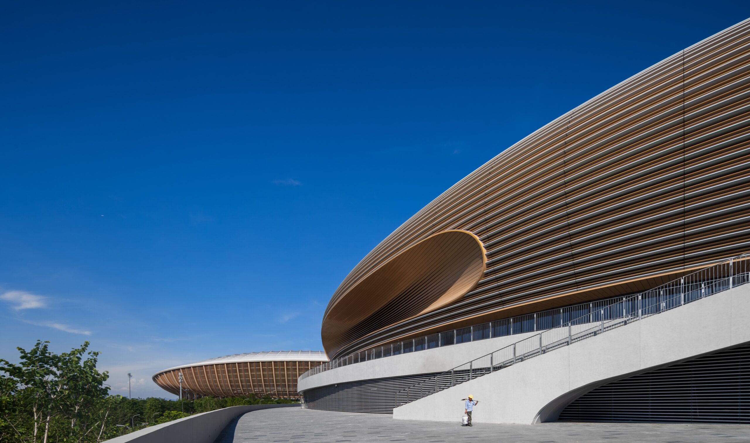 〈グレーターベイエリア・スポーツセンター(Greater Bay Area Sports Centre)〉ザハ・ハディド・アーキテクツ(Zaha Hadid Architects)、広東省建築設計研究院(Guangdong Architectural Design & Research Institute)