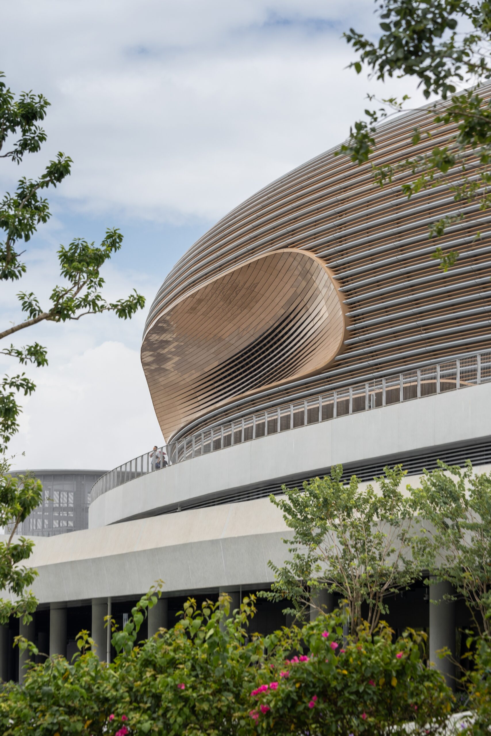 〈グレーターベイエリア・スポーツセンター(Greater Bay Area Sports Centre)〉ザハ・ハディド・アーキテクツ(Zaha Hadid Architects)、広東省建築設計研究院(Guangdong Architectural Design & Research Institute)