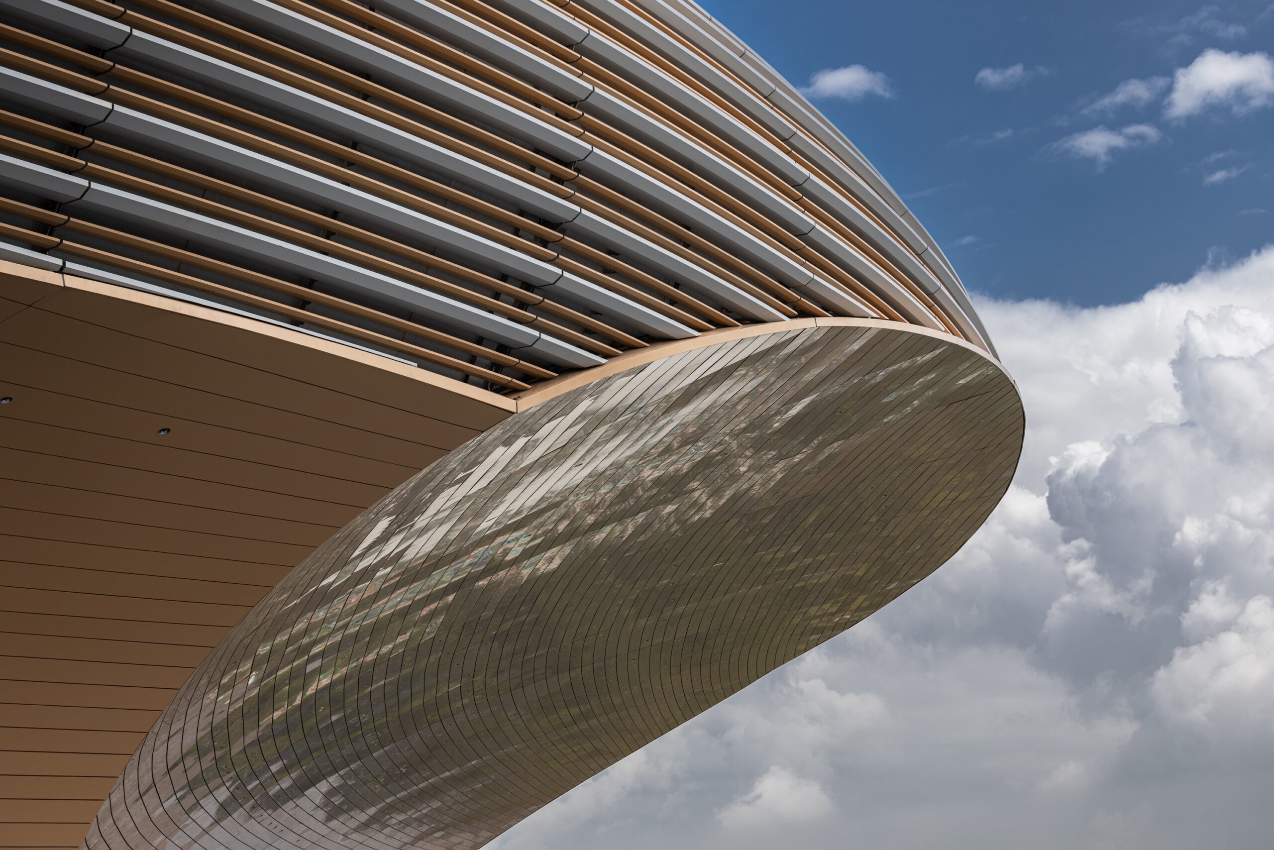 〈グレーターベイエリア・スポーツセンター(Greater Bay Area Sports Centre)〉ザハ・ハディド・アーキテクツ(Zaha Hadid Architects)、広東省建築設計研究院(Guangdong Architectural Design & Research Institute)