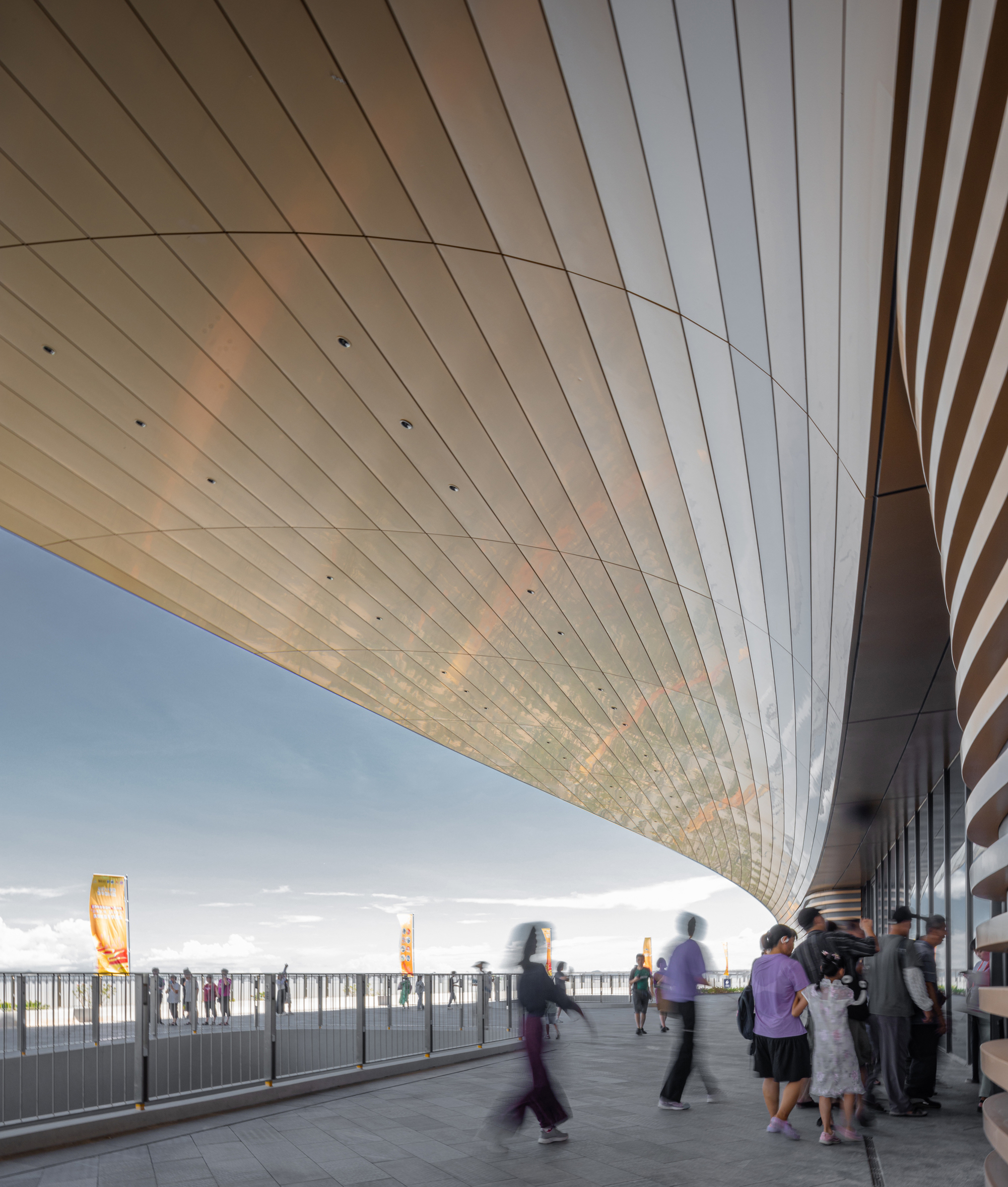 〈グレーターベイエリア・スポーツセンター(Greater Bay Area Sports Centre)〉ザハ・ハディド・アーキテクツ(Zaha Hadid Architects)、広東省建築設計研究院(Guangdong Architectural Design & Research Institute)