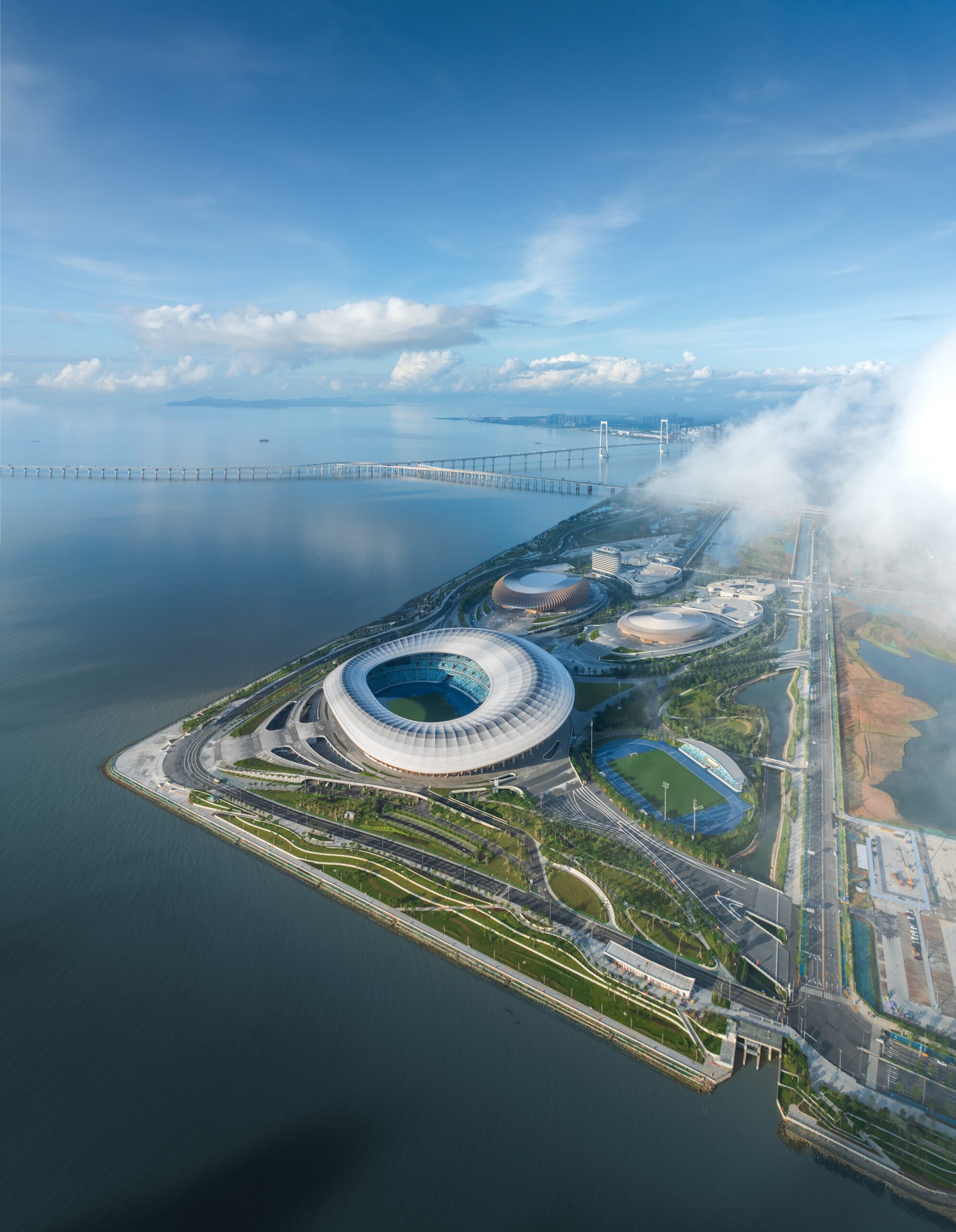 〈グレーターベイエリア・スポーツセンター(Greater Bay Area Sports Centre)〉ザハ・ハディド・アーキテクツ(Zaha Hadid Architects)、広東省建築設計研究院(Guangdong Architectural Design & Research Institute)