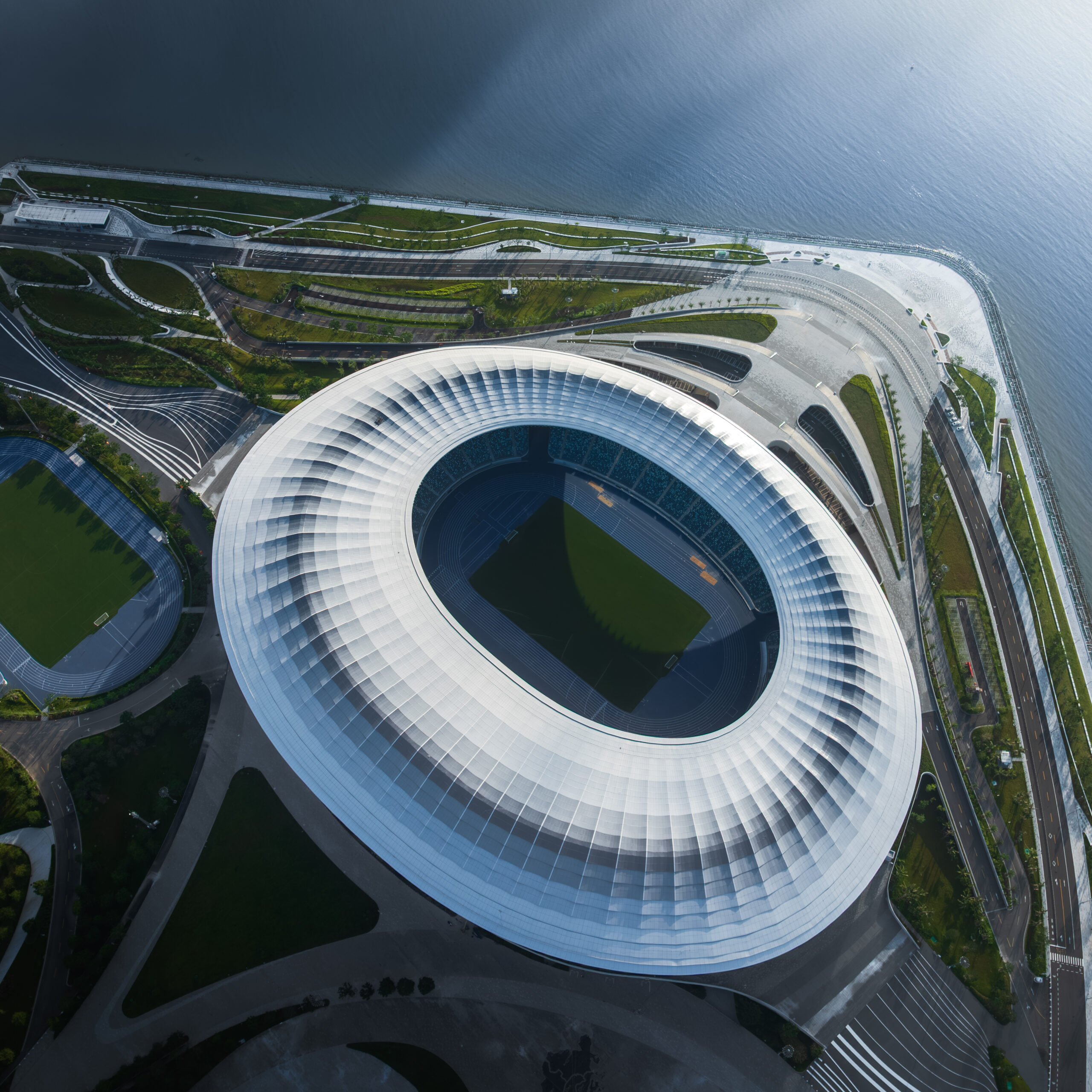 〈グレーターベイエリア・スポーツセンター(Greater Bay Area Sports Centre)〉ザハ・ハディド・アーキテクツ(Zaha Hadid Architects)、広東省建築設計研究院(Guangdong Architectural Design & Research Institute)
