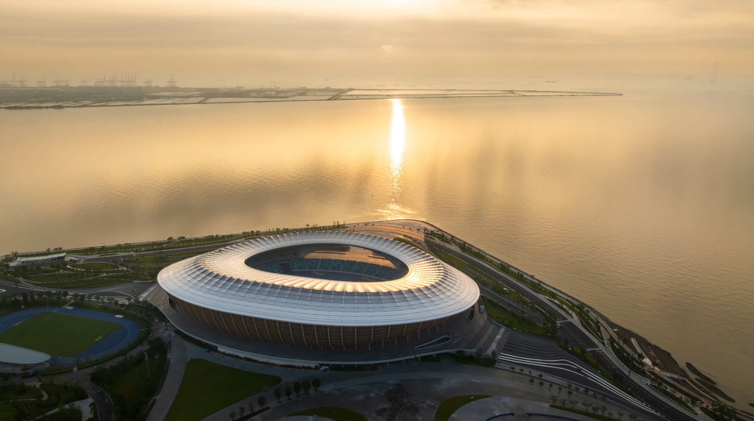 〈グレーターベイエリア・スポーツセンター(Greater Bay Area Sports Centre)〉ザハ・ハディド・アーキテクツ(Zaha Hadid Architects)、広東省建築設計研究院(Guangdong Architectural Design & Research Institute)