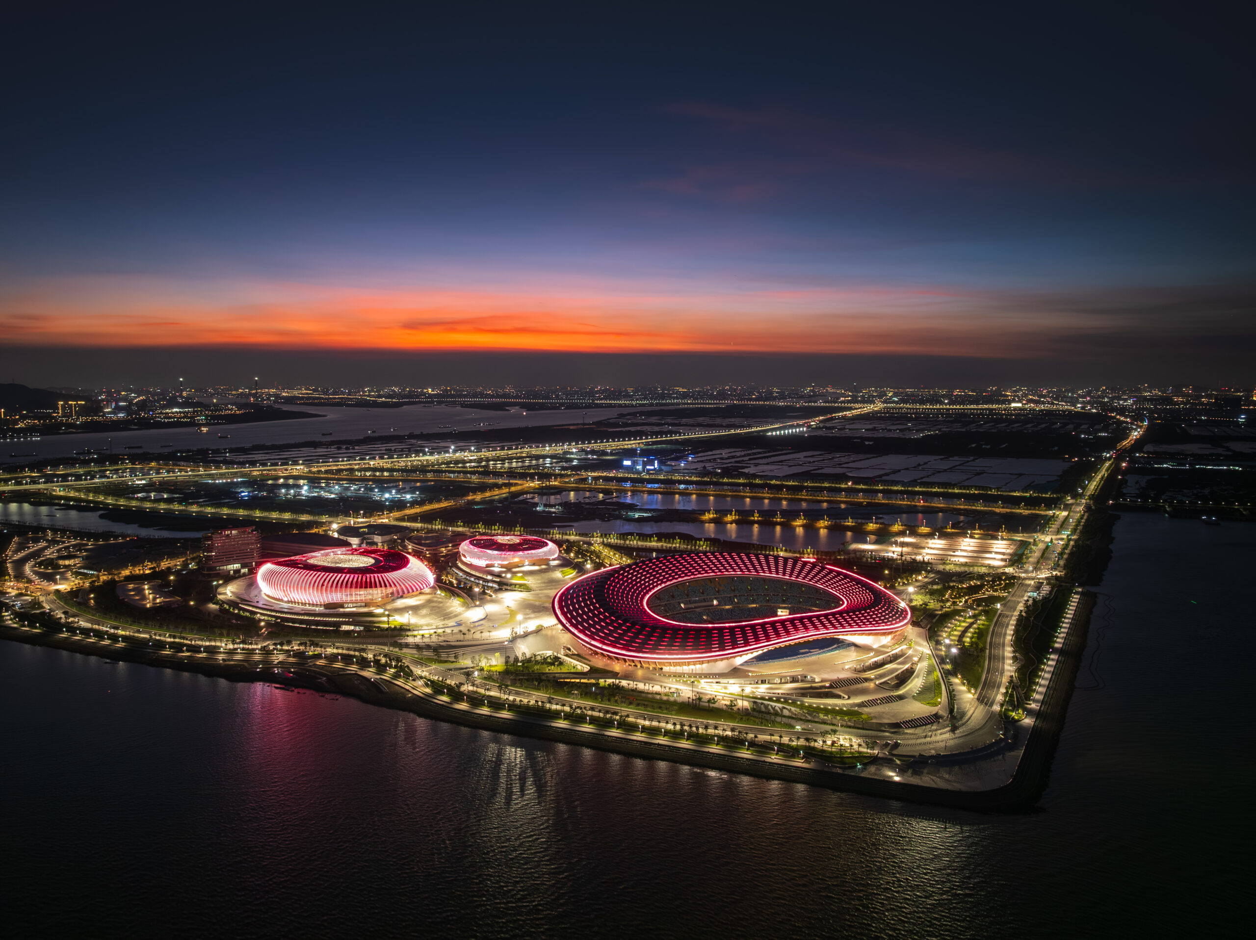 〈グレーターベイエリア・スポーツセンター(Greater Bay Area Sports Centre)〉ザハ・ハディド・アーキテクツ(Zaha Hadid Architects)、広東省建築設計研究院(Guangdong Architectural Design & Research Institute)