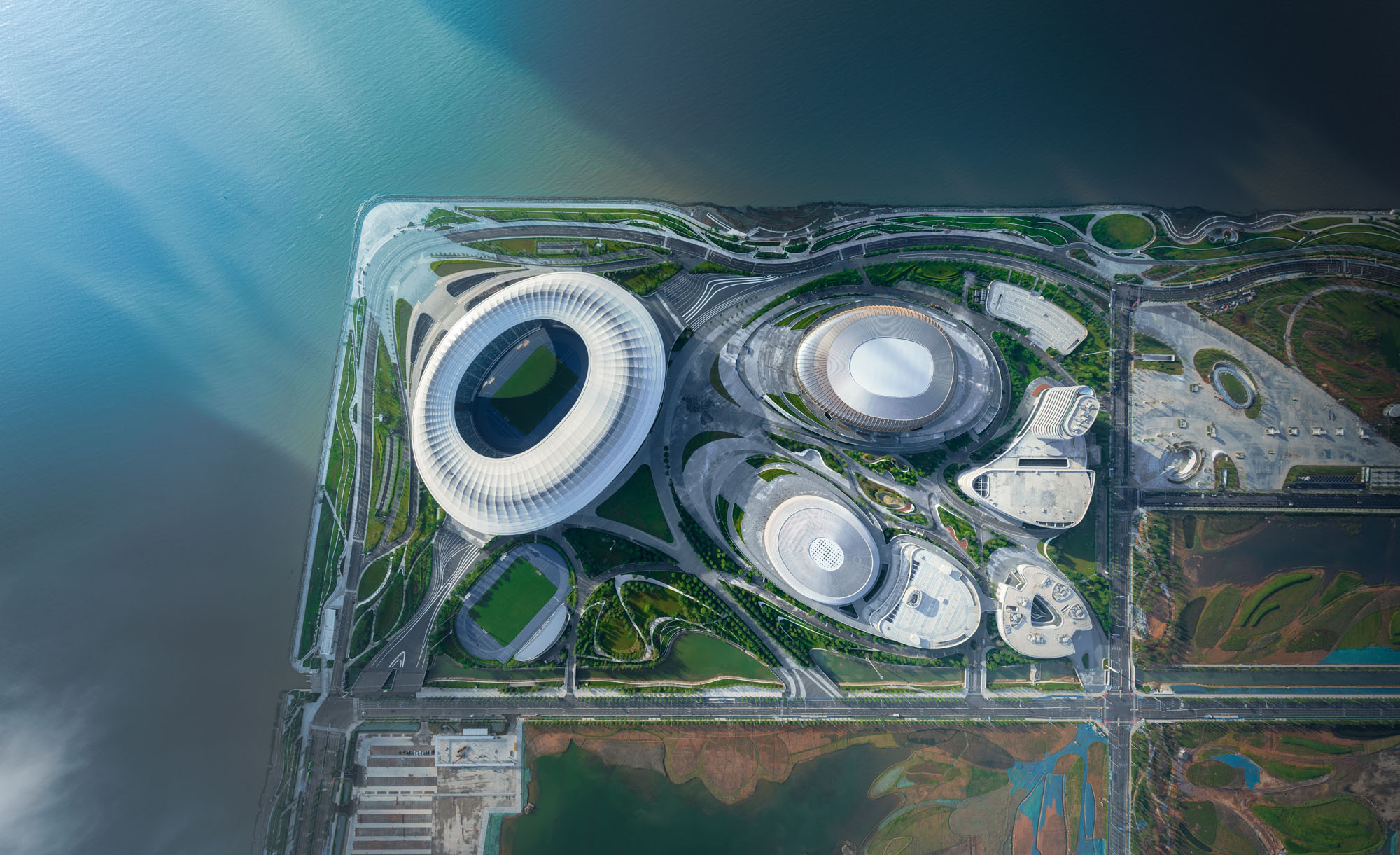 〈グレーターベイエリア・スポーツセンター(Greater Bay Area Sports Centre)〉ザハ・ハディド・アーキテクツ(Zaha Hadid Architects)、広東省建築設計研究院(Guangdong Architectural Design & Research Institute)