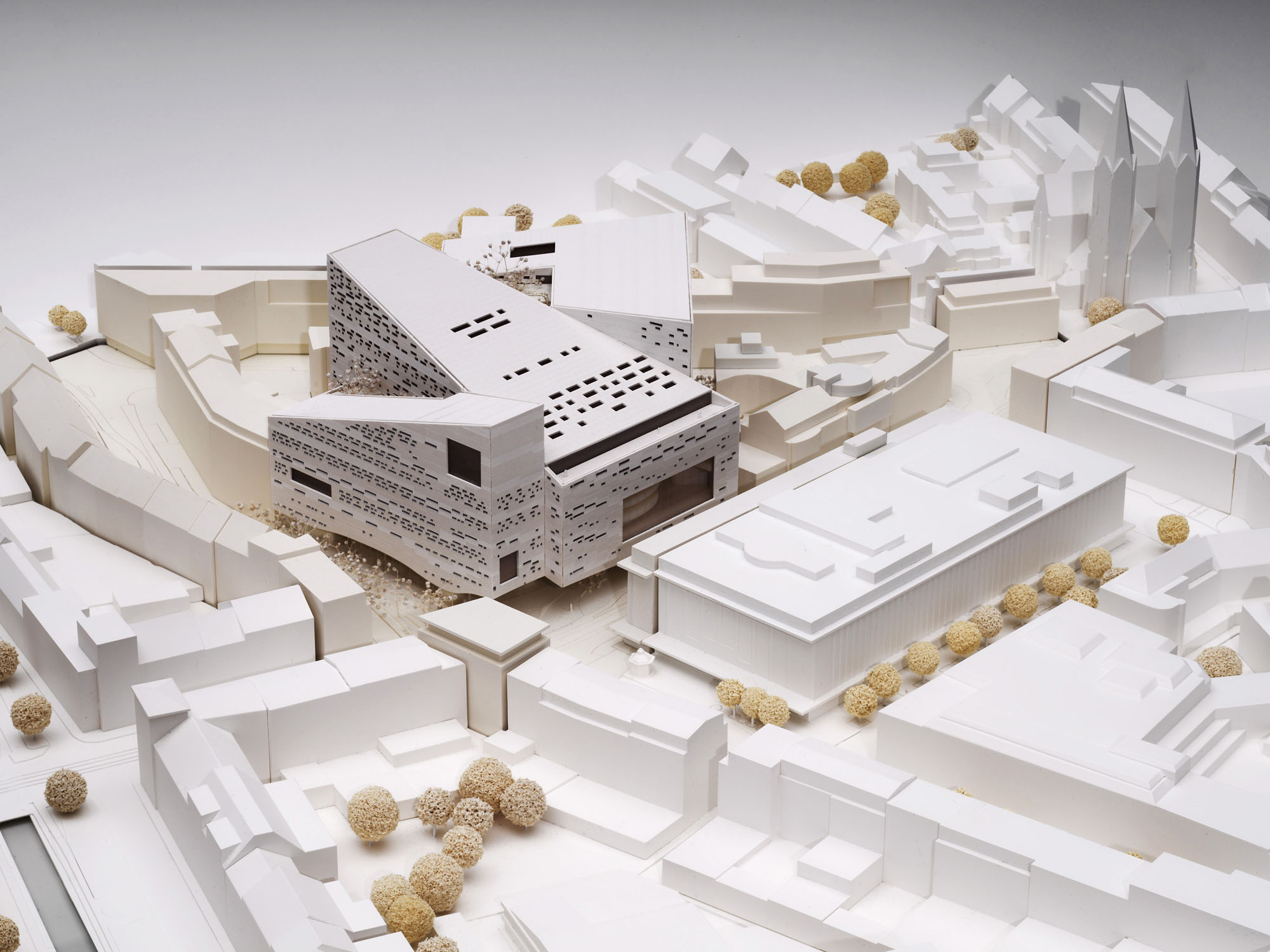 〈デュッセルドルフ・オペラハウス（Düsseldorf Opera House）〉スノヘッタ（Snøhetta）