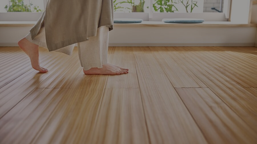 ［モニター企画］足元から暮らしを整える。WOODONE の床材「ピノアース 足感フロア」「コンビットモノ®挽板3.0足感フロア」体験モニター　申し込みは2026年4月末日まで！