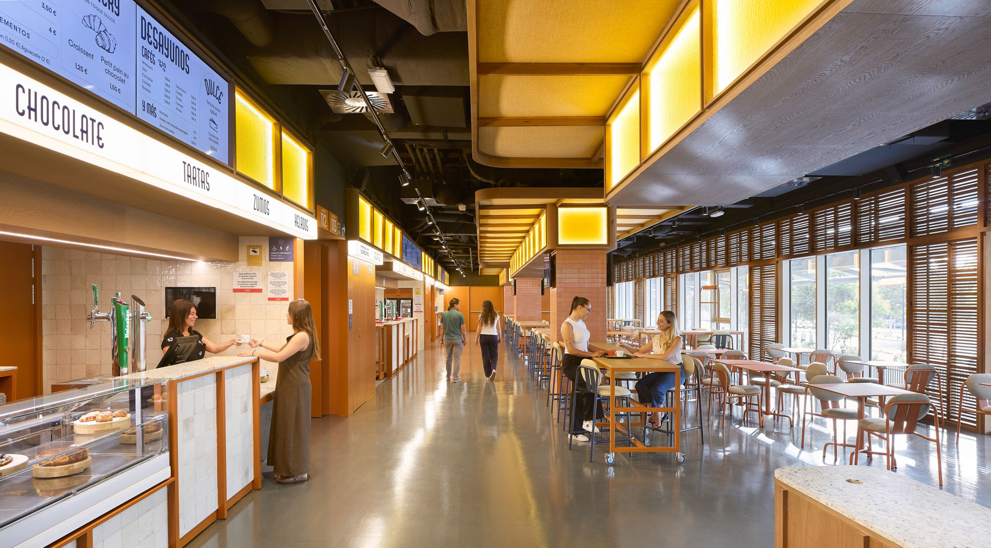 〈ロイグ・アリーナ（Roig Arena）〉ERRE、HOK