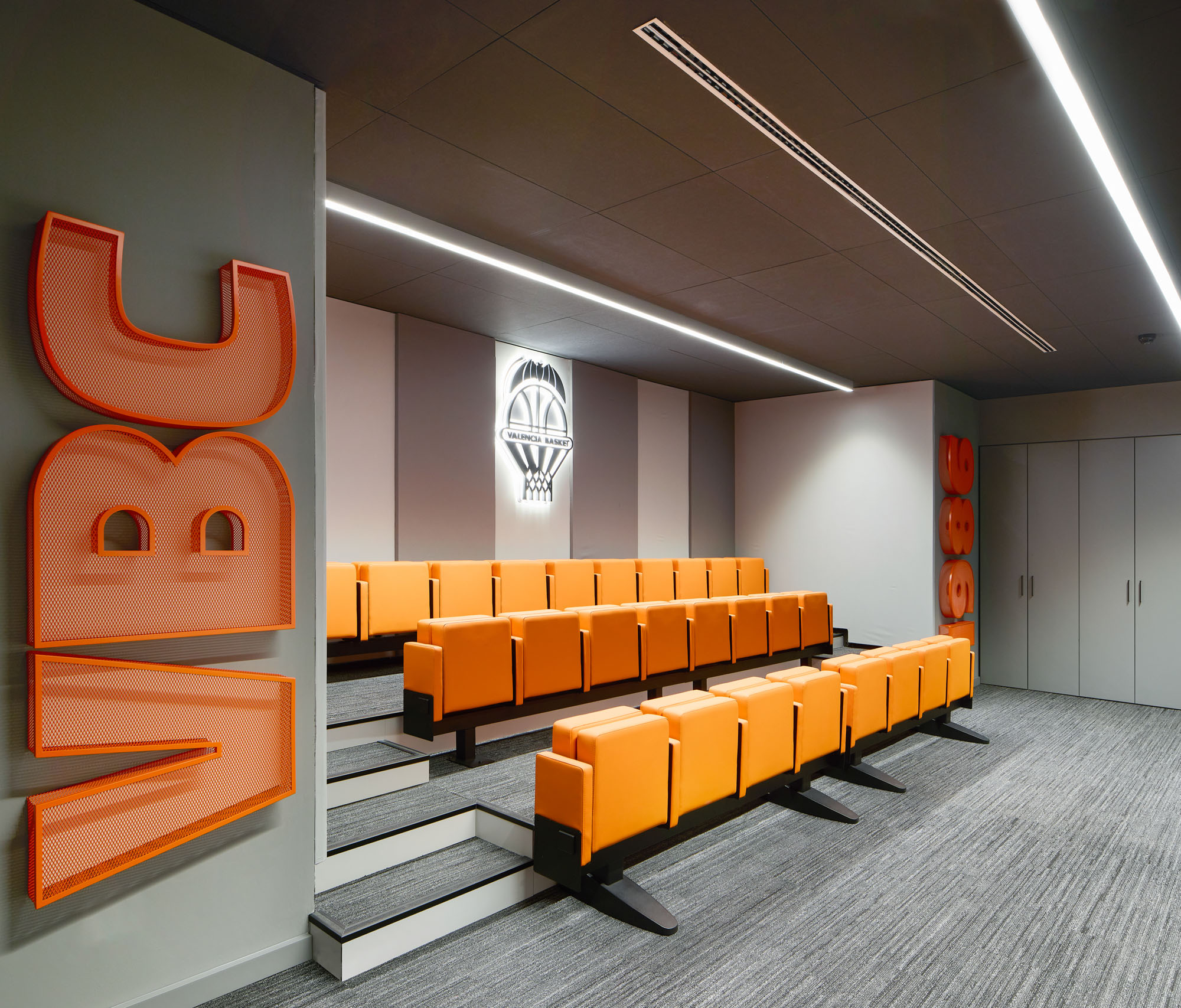 〈ロイグ・アリーナ（Roig Arena）〉ERRE、HOK