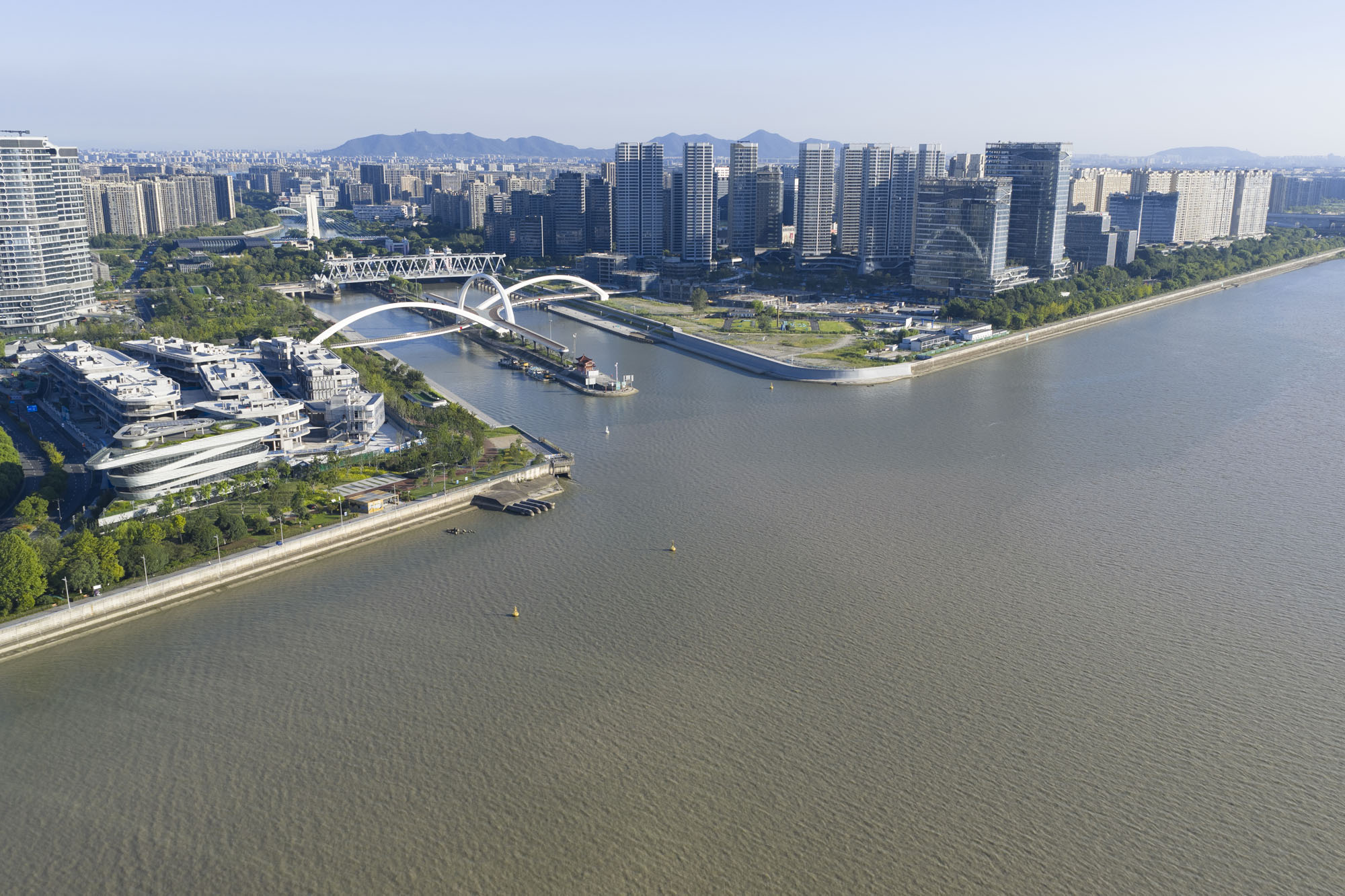 〈大運河ゲートウェイブリッジ（Grand Canal Gateway Bridge）〉ザハ・ハディド・アーキテクツ（Zaha Hadid Architects）