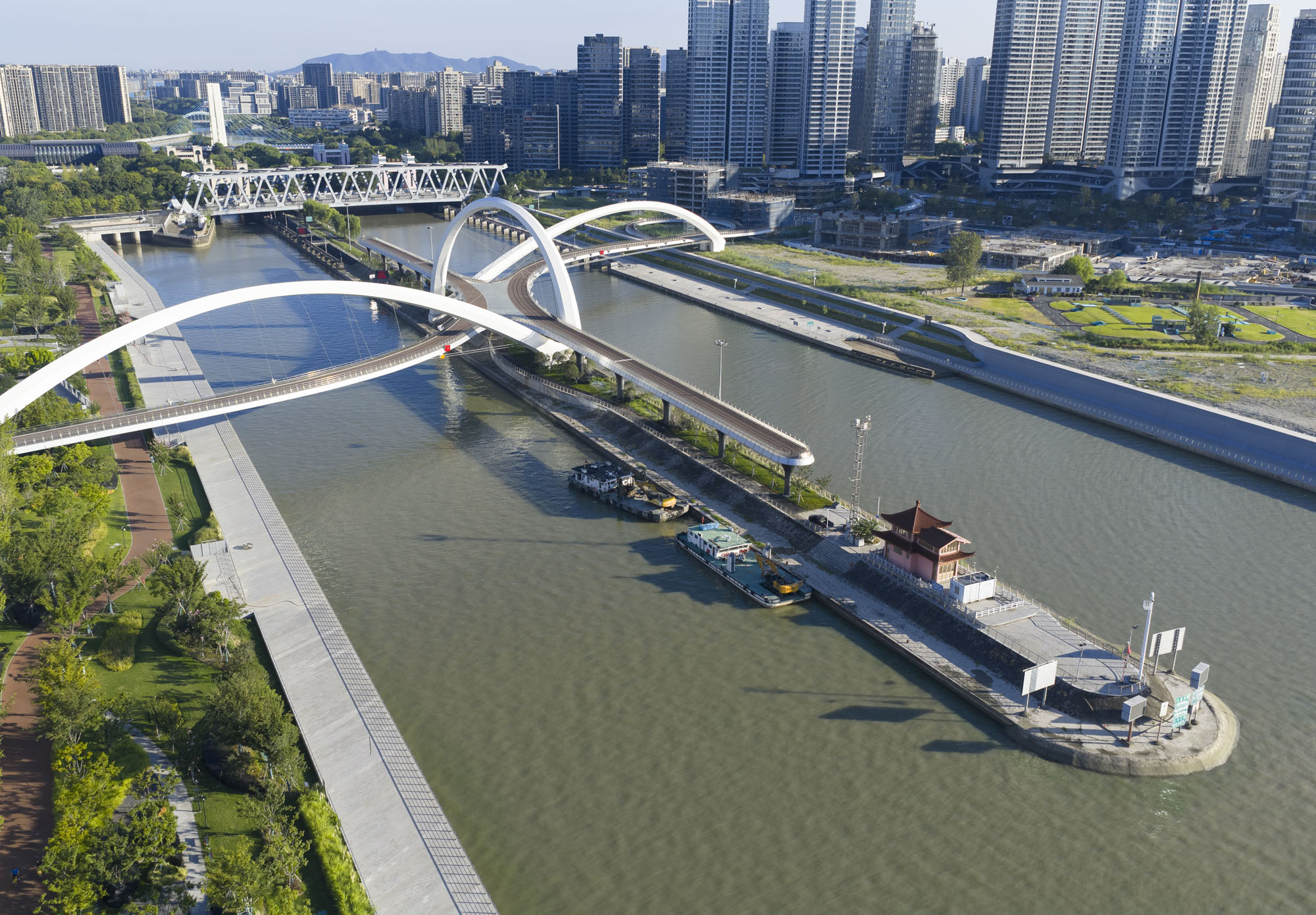〈大運河ゲートウェイブリッジ（Grand Canal Gateway Bridge）〉ザハ・ハディド・アーキテクツ（Zaha Hadid Architects）