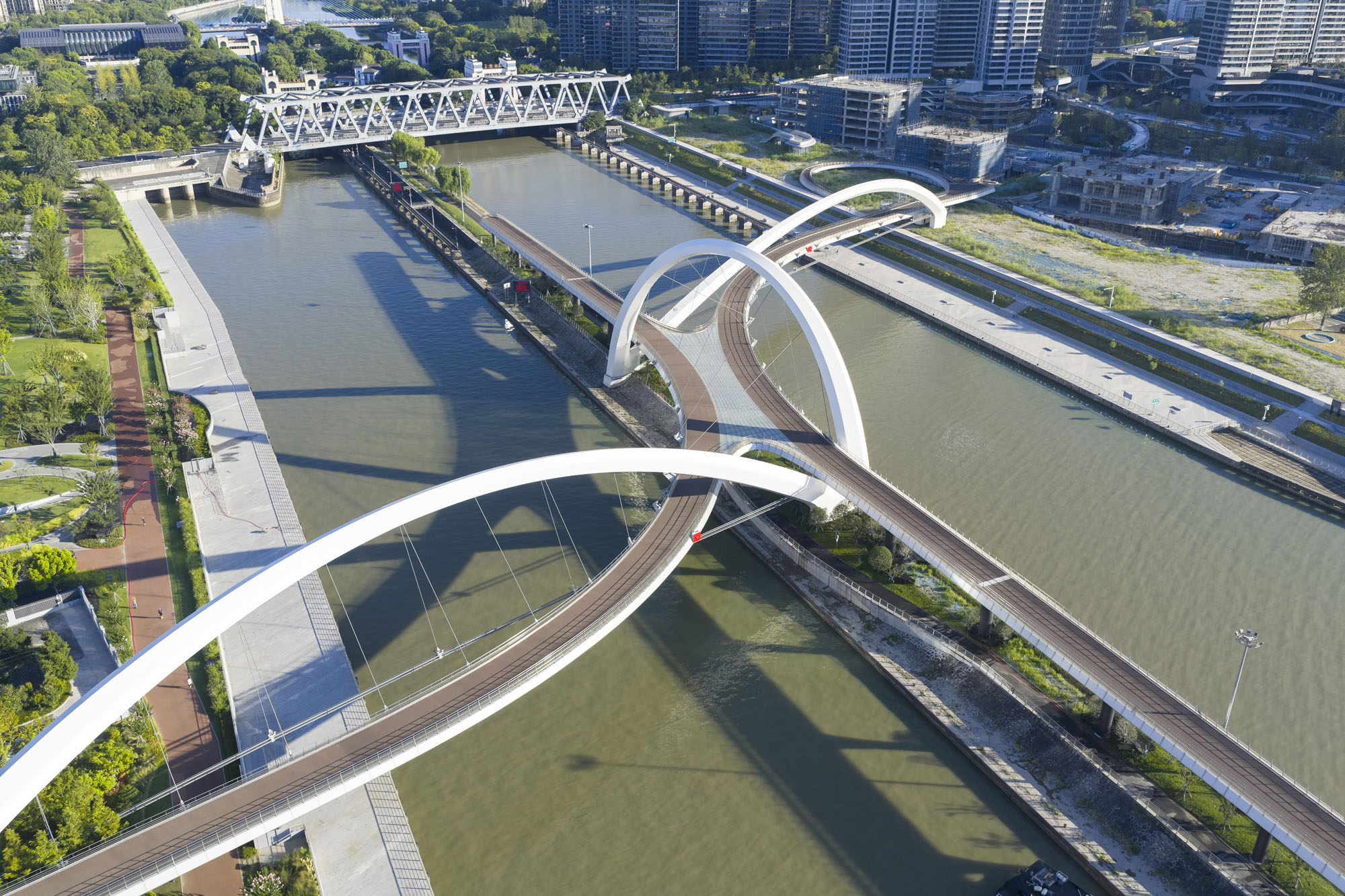 〈大運河ゲートウェイブリッジ（Grand Canal Gateway Bridge）〉ザハ・ハディド・アーキテクツ（Zaha Hadid Architects）