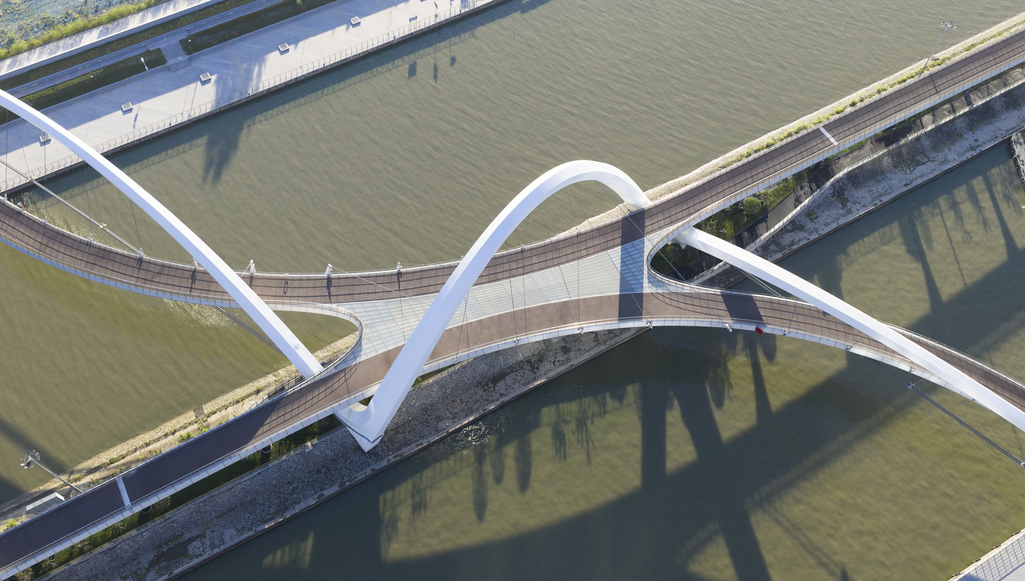 〈大運河ゲートウェイブリッジ（Grand Canal Gateway Bridge）〉ザハ・ハディド・アーキテクツ（Zaha Hadid Architects）