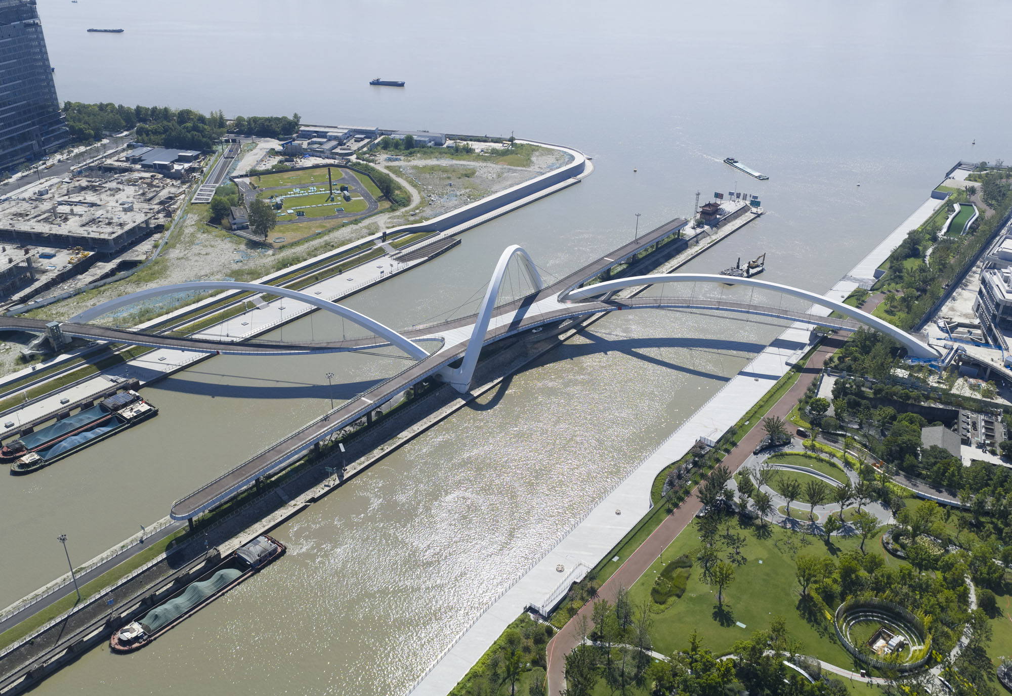 〈大運河ゲートウェイブリッジ（Grand Canal Gateway Bridge）〉ザハ・ハディド・アーキテクツ（Zaha Hadid Architects）