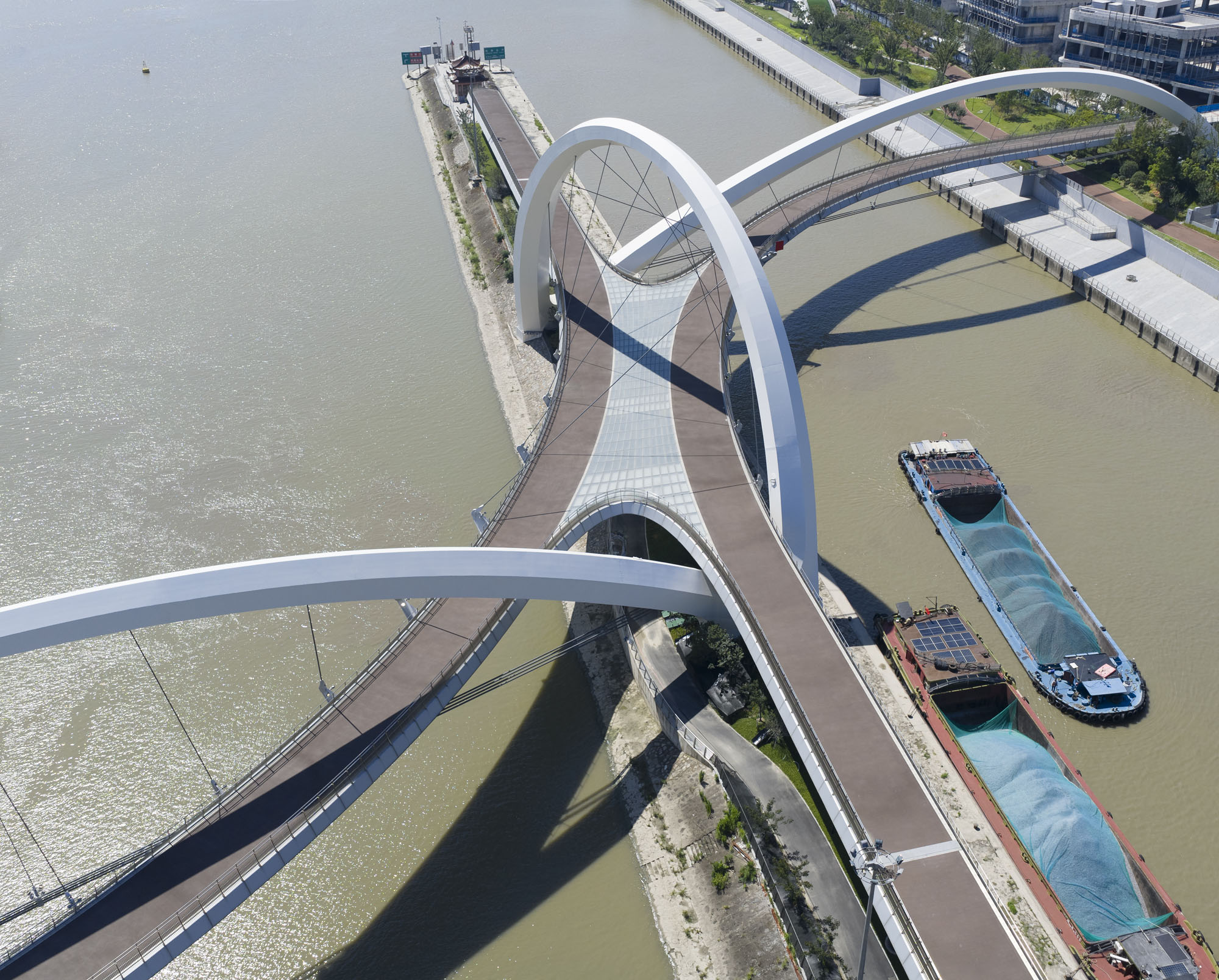 〈大運河ゲートウェイブリッジ（Grand Canal Gateway Bridge）〉ザハ・ハディド・アーキテクツ（Zaha Hadid Architects）