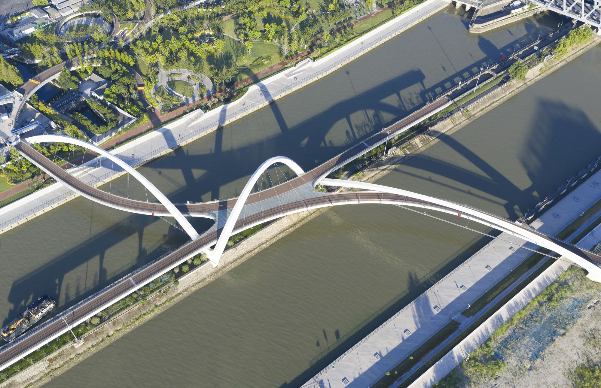 〈大運河ゲートウェイブリッジ（Grand Canal Gateway Bridge）〉ザハ・ハディド・アーキテクツ（Zaha Hadid Architects）