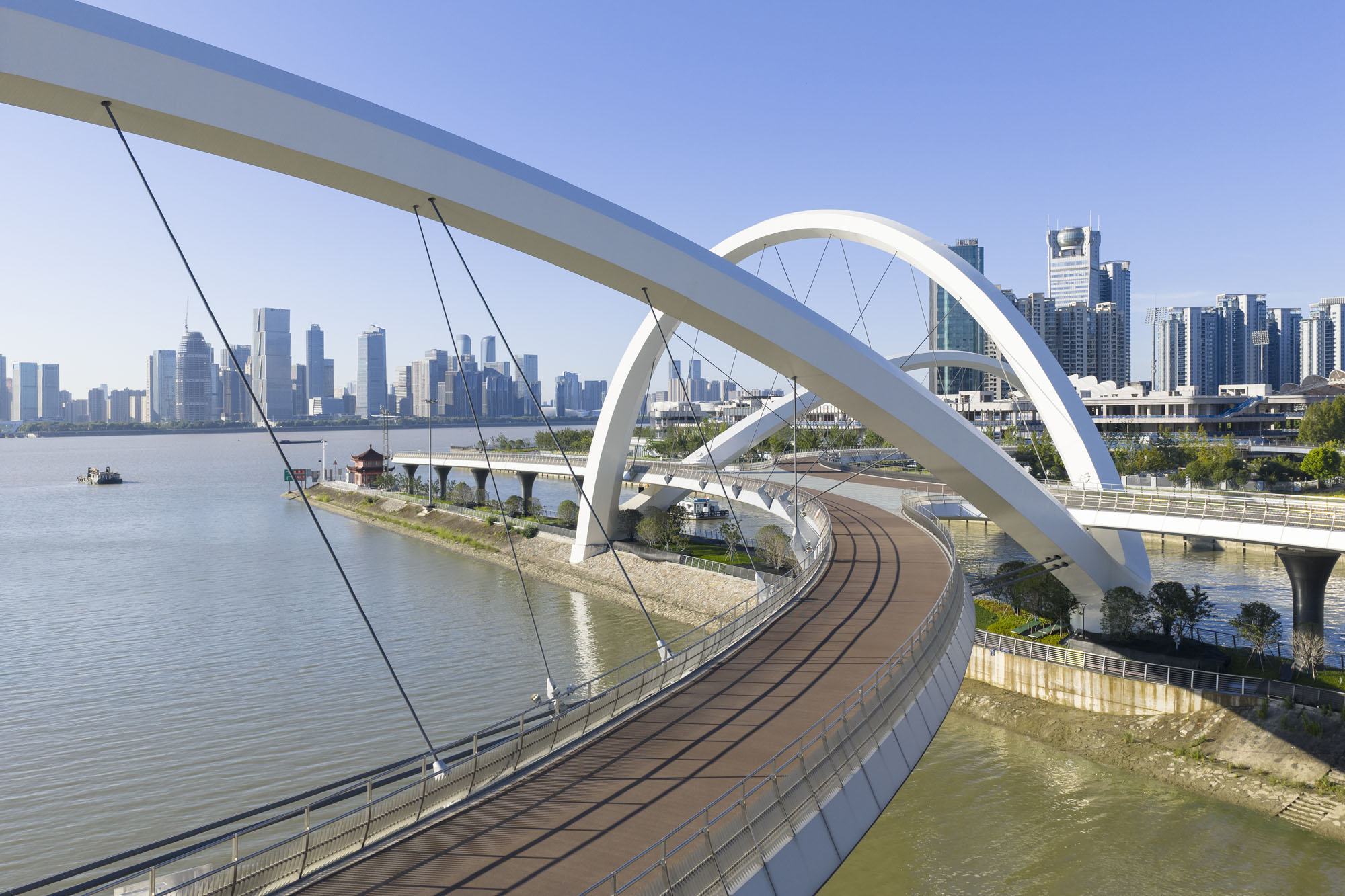 〈大運河ゲートウェイブリッジ（Grand Canal Gateway Bridge）〉ザハ・ハディド・アーキテクツ（Zaha Hadid Architects）