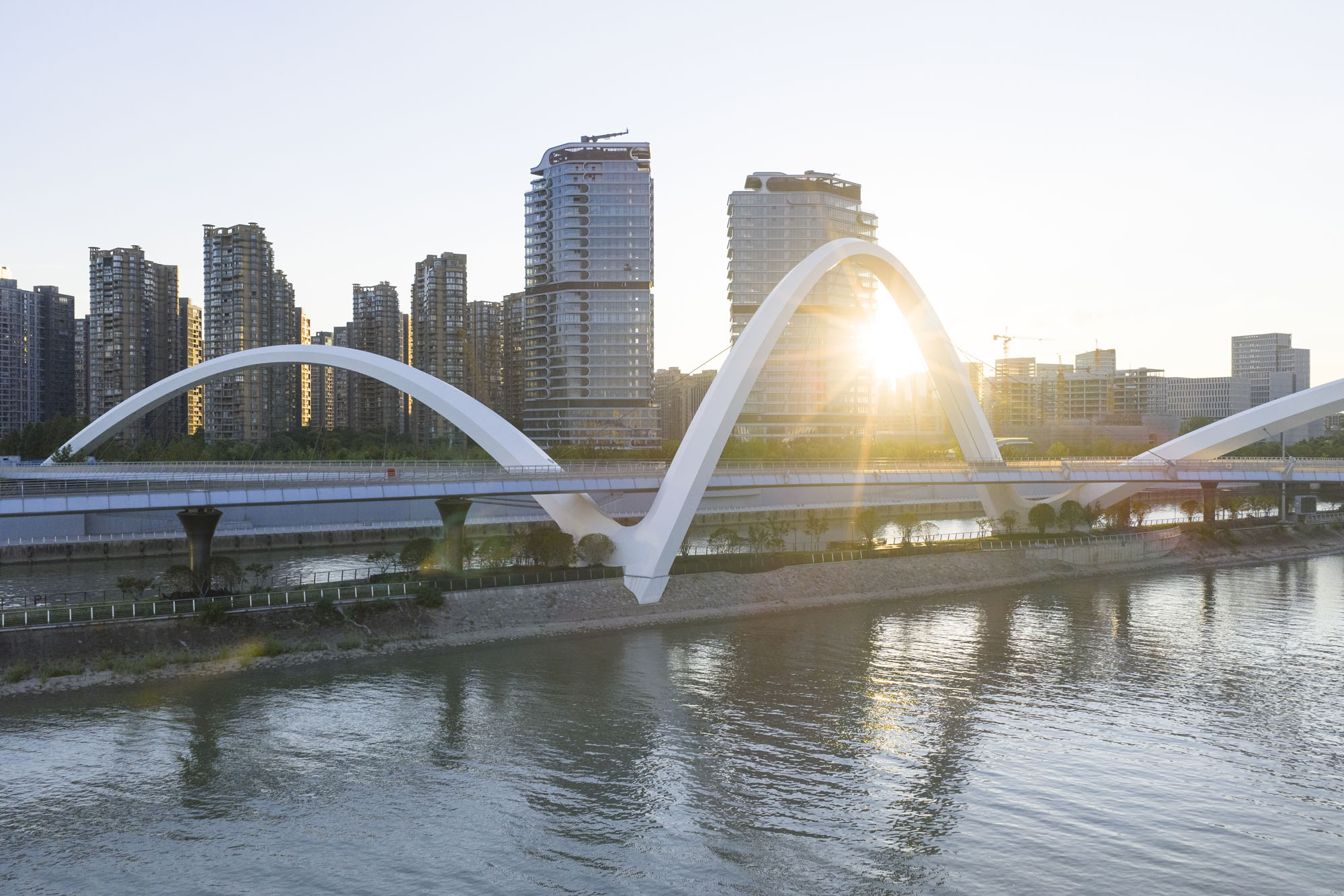 〈大運河ゲートウェイブリッジ（Grand Canal Gateway Bridge）〉ザハ・ハディド・アーキテクツ（Zaha Hadid Architects）
