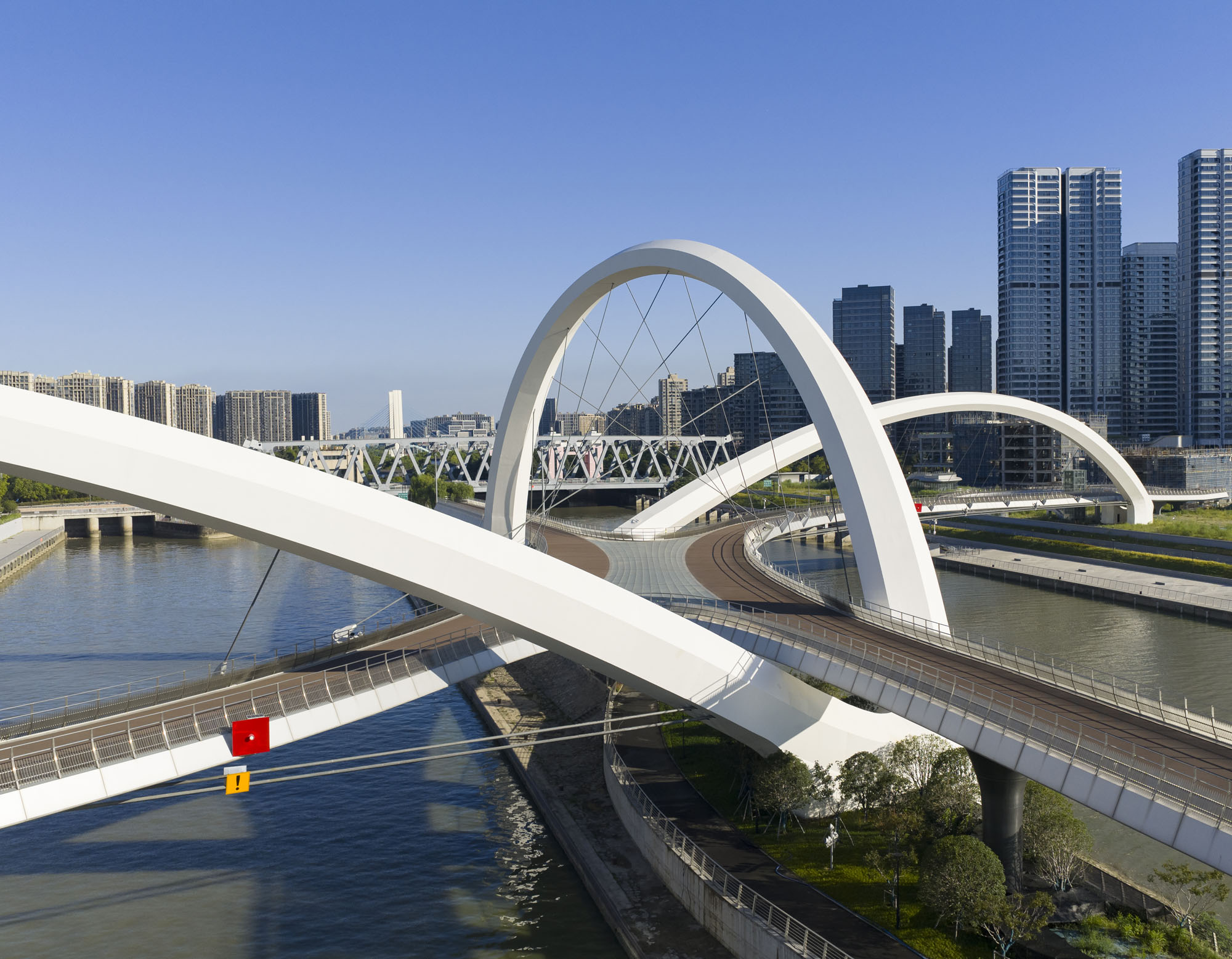〈大運河ゲートウェイブリッジ（Grand Canal Gateway Bridge）〉ザハ・ハディド・アーキテクツ（Zaha Hadid Architects）