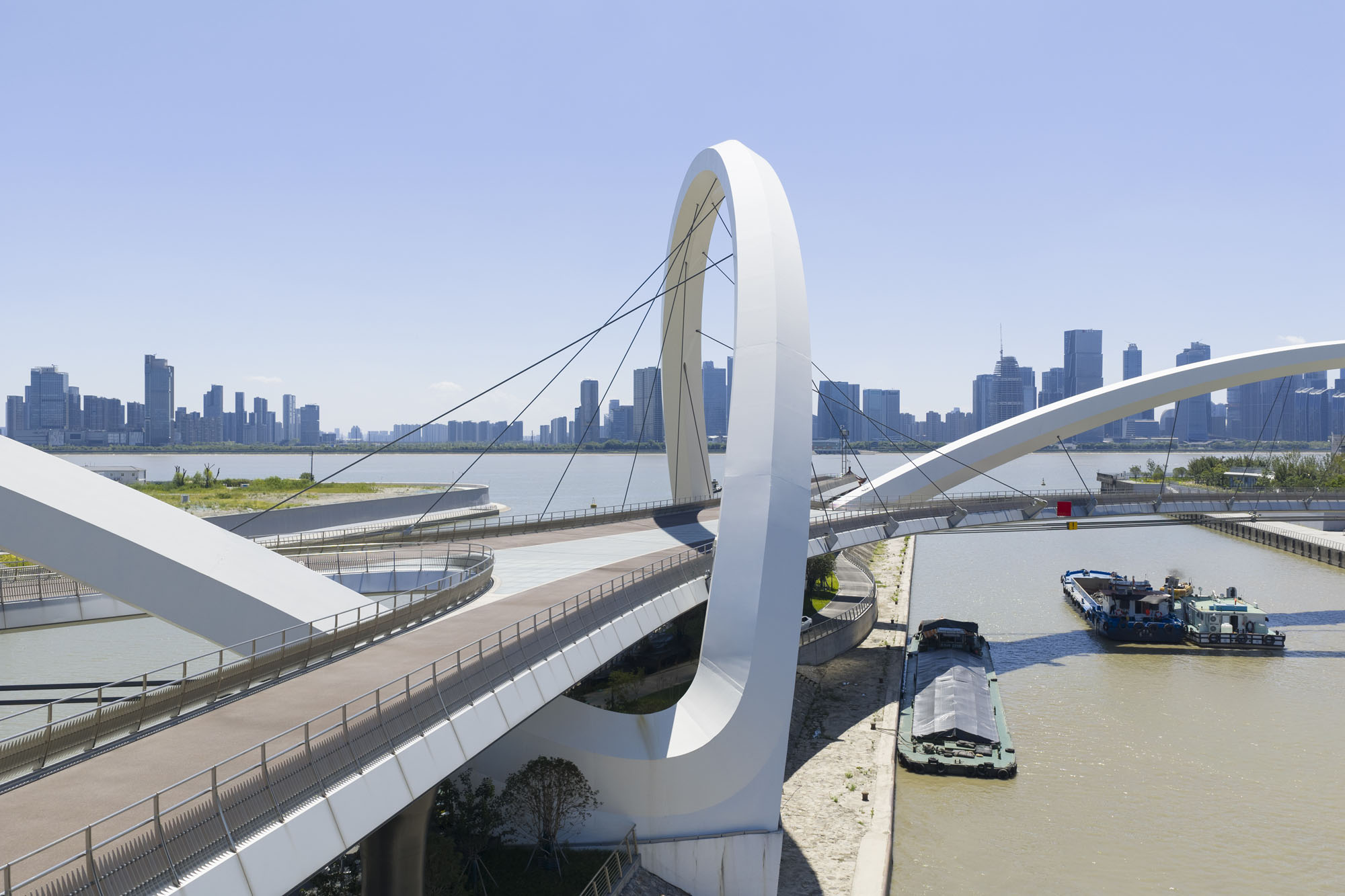 〈大運河ゲートウェイブリッジ（Grand Canal Gateway Bridge）〉ザハ・ハディド・アーキテクツ（Zaha Hadid Architects）