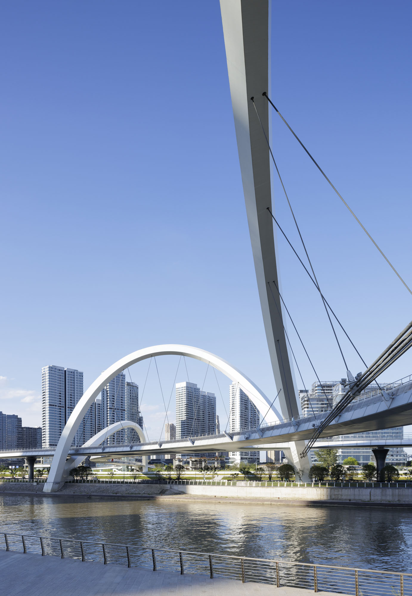 〈大運河ゲートウェイブリッジ（Grand Canal Gateway Bridge）〉ザハ・ハディド・アーキテクツ（Zaha Hadid Architects）