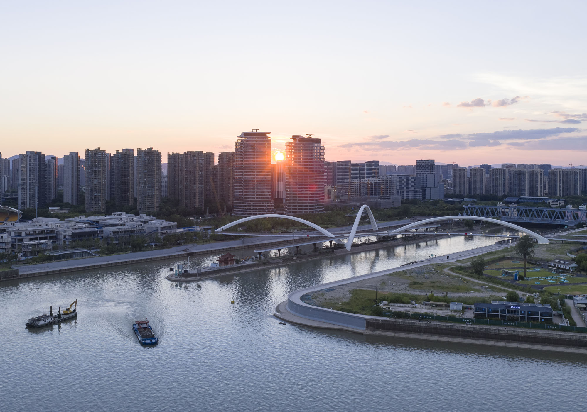 〈大運河ゲートウェイブリッジ（Grand Canal Gateway Bridge）〉ザハ・ハディド・アーキテクツ（Zaha Hadid Architects）