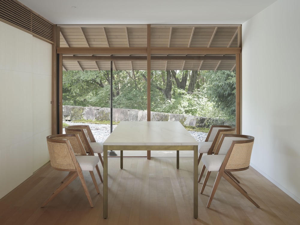 バイ インテリアズ×榊田倫之 新作家具：KAKOMI チェア＋SUKI ダイニングテーブル