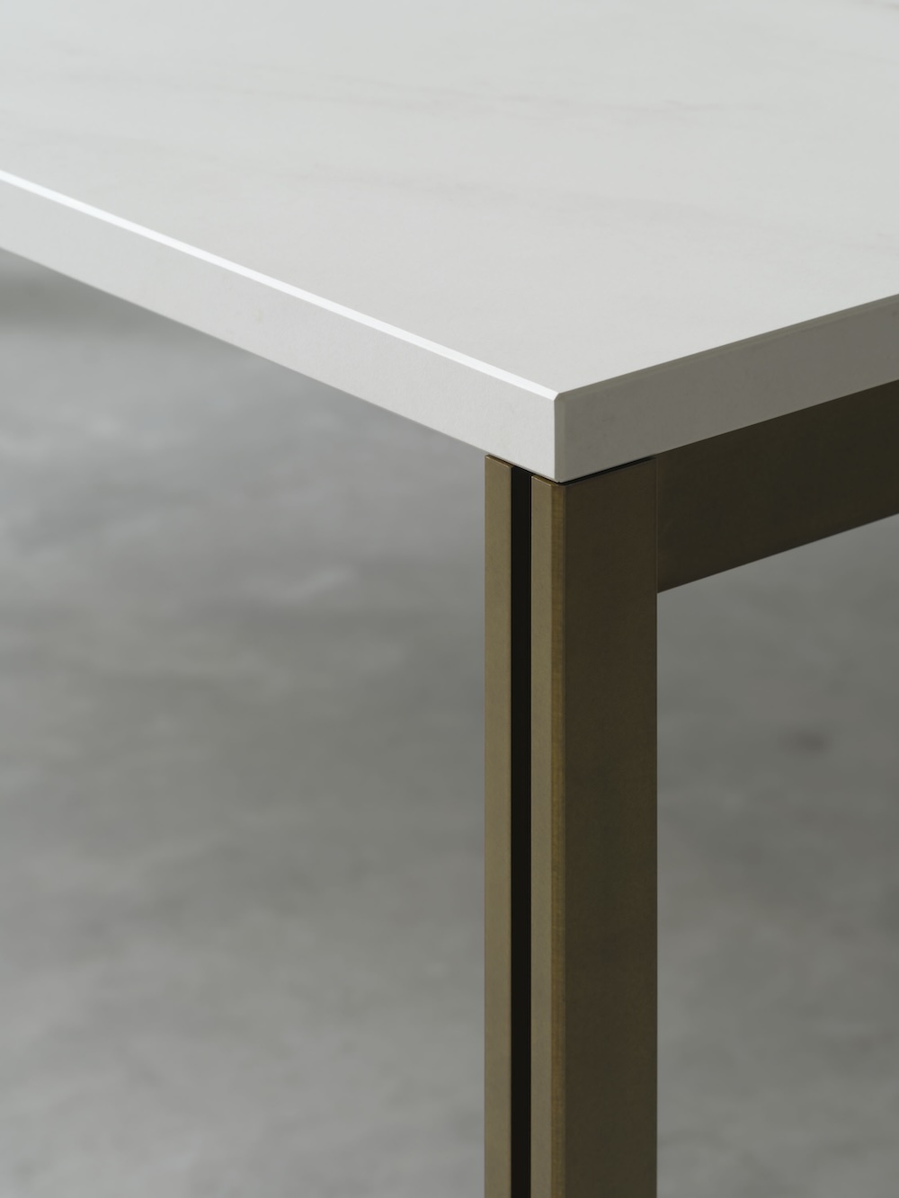 バイ インテリアズ×榊田倫之 新作家具：SUKI ダイニングテーブル（部分）