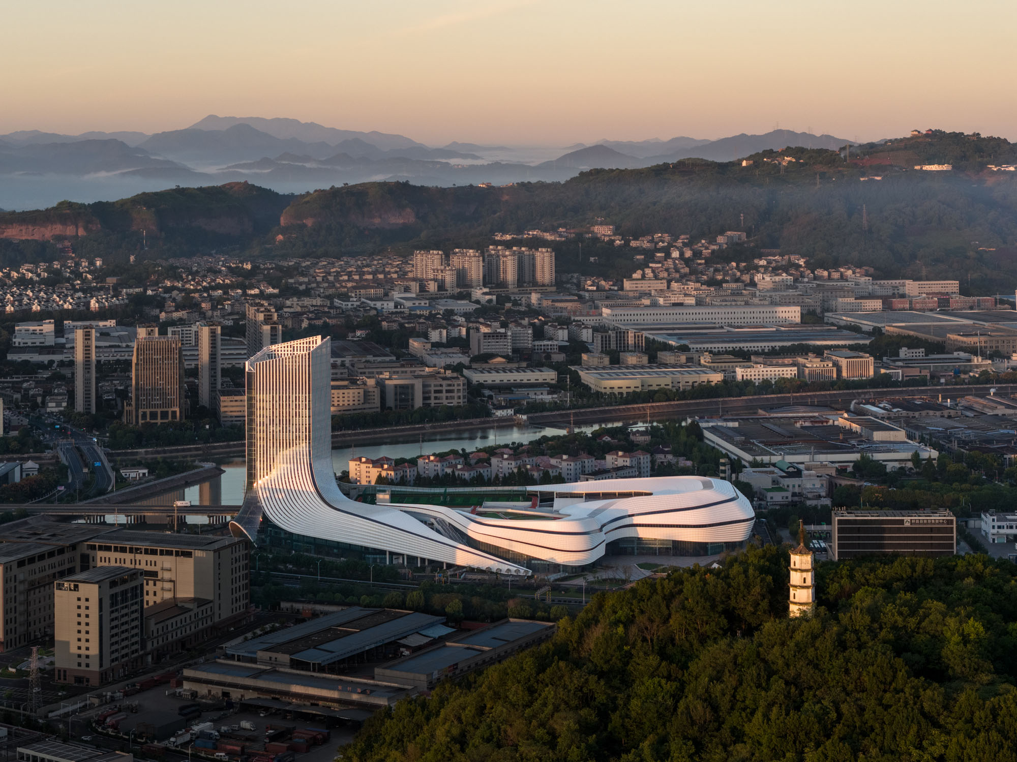 〈新昌グローブセンター(Xinchang Globular Center)〉line+ studio