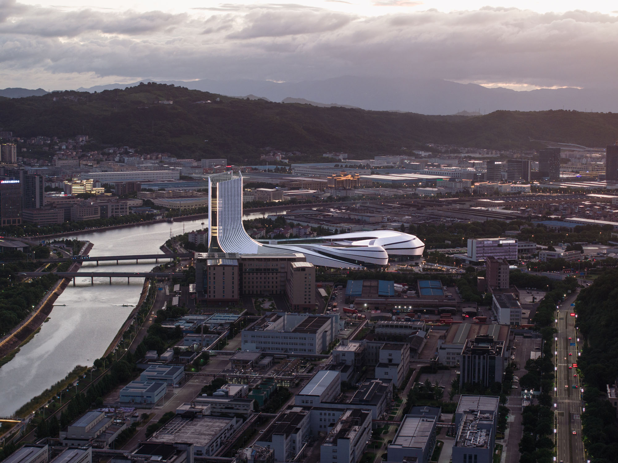 〈新昌グローブセンター(Xinchang Globular Center)〉line+ studio