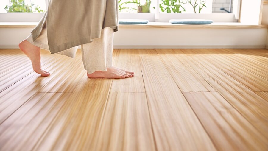 ［モニター企画］足元から暮らしを整える。WOODONE の床材「ピノアース 足感フロア」「コンビットモノ®挽板3.0足感フロア」体験モニター　申し込みは2026年4月末日まで！