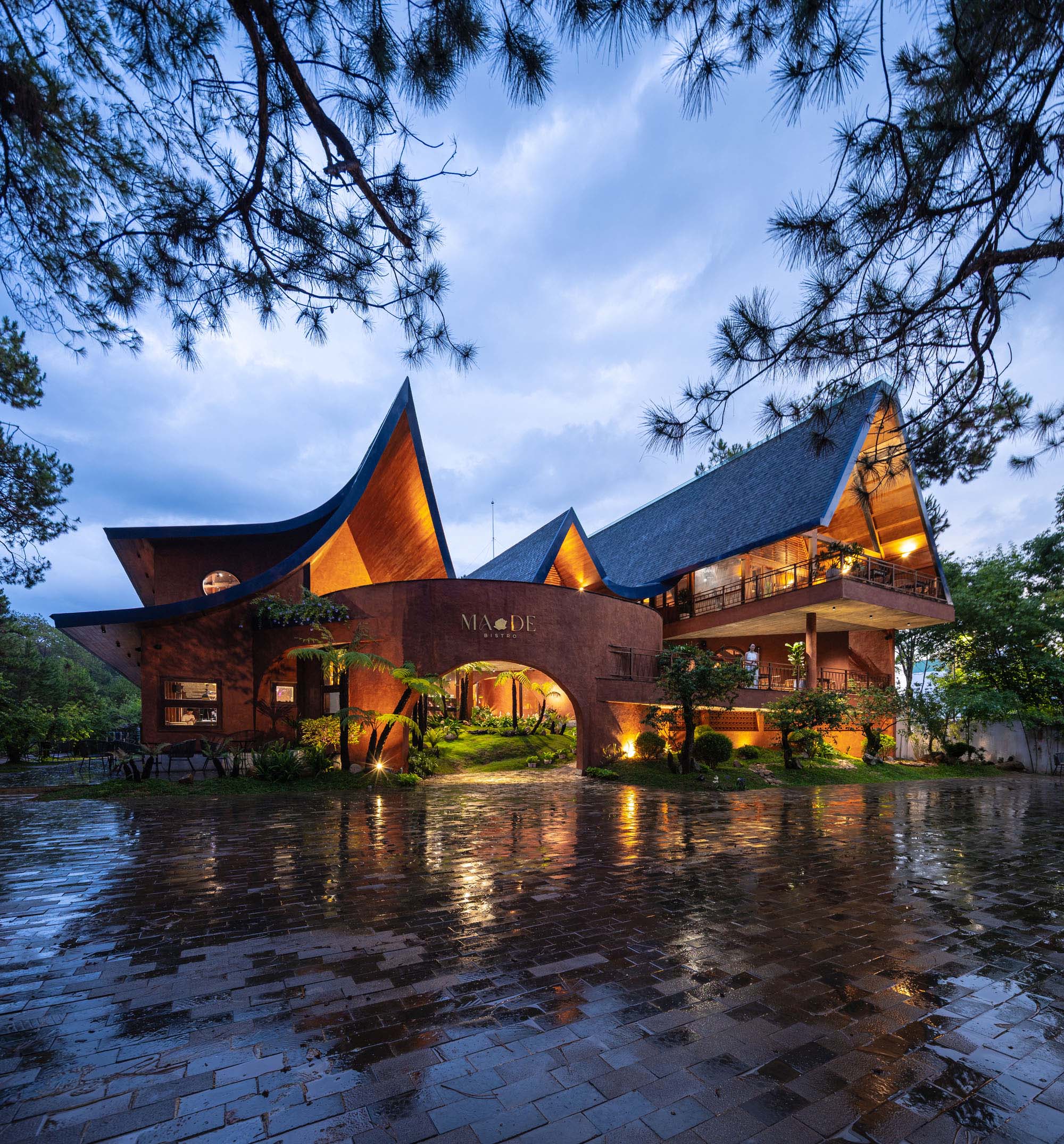 〈MA.DEビストロ(MA.DE Bistro)〉AN NAM Design and Build