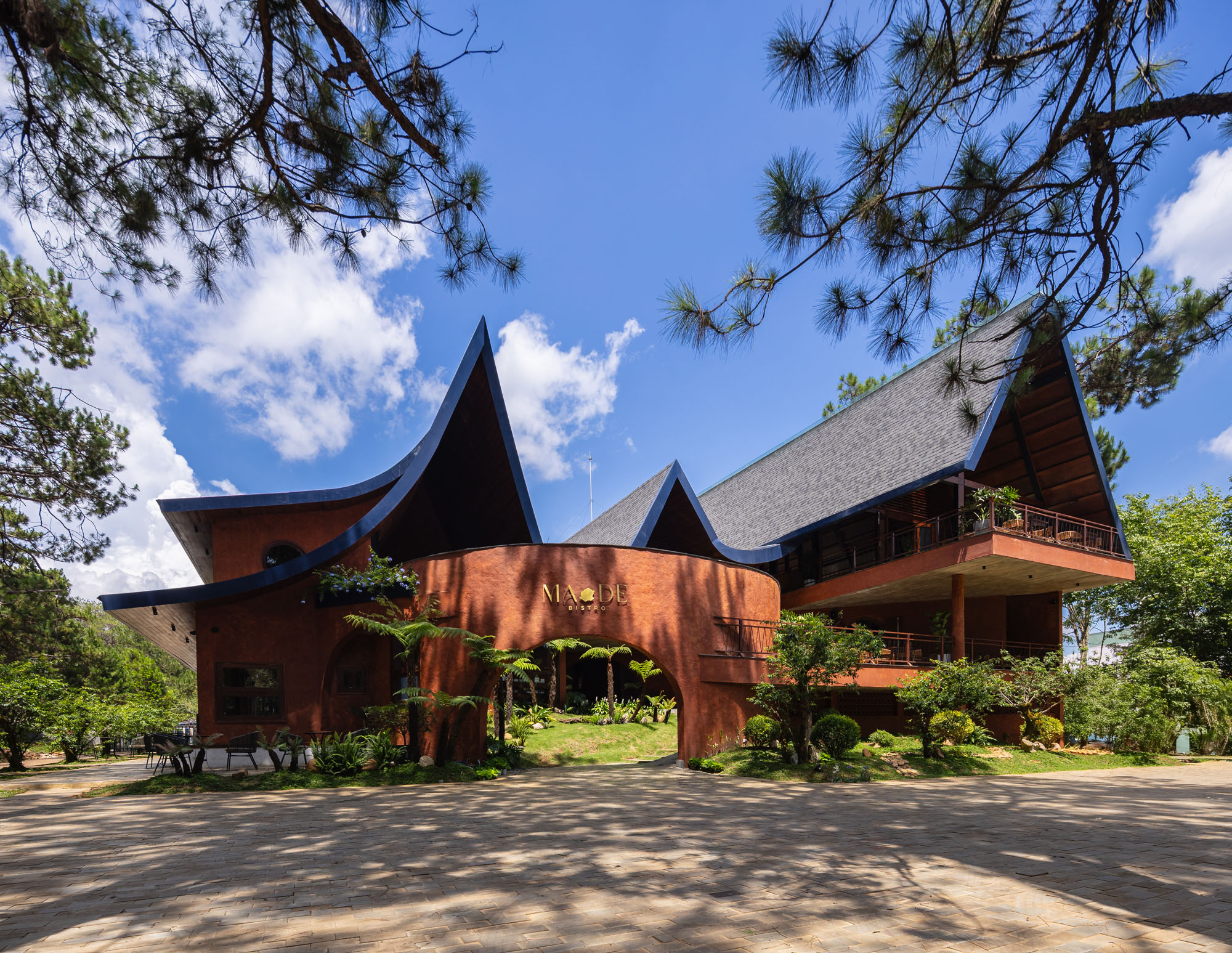 〈MA.DEビストロ(MA.DE Bistro)〉AN NAM Design and Build