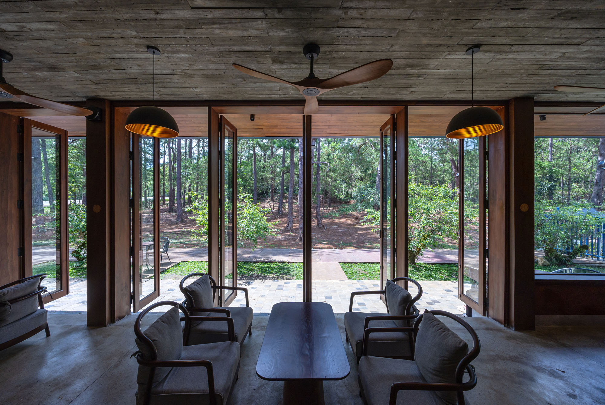 〈MA.DEビストロ(MA.DE Bistro)〉AN NAM Design and Build