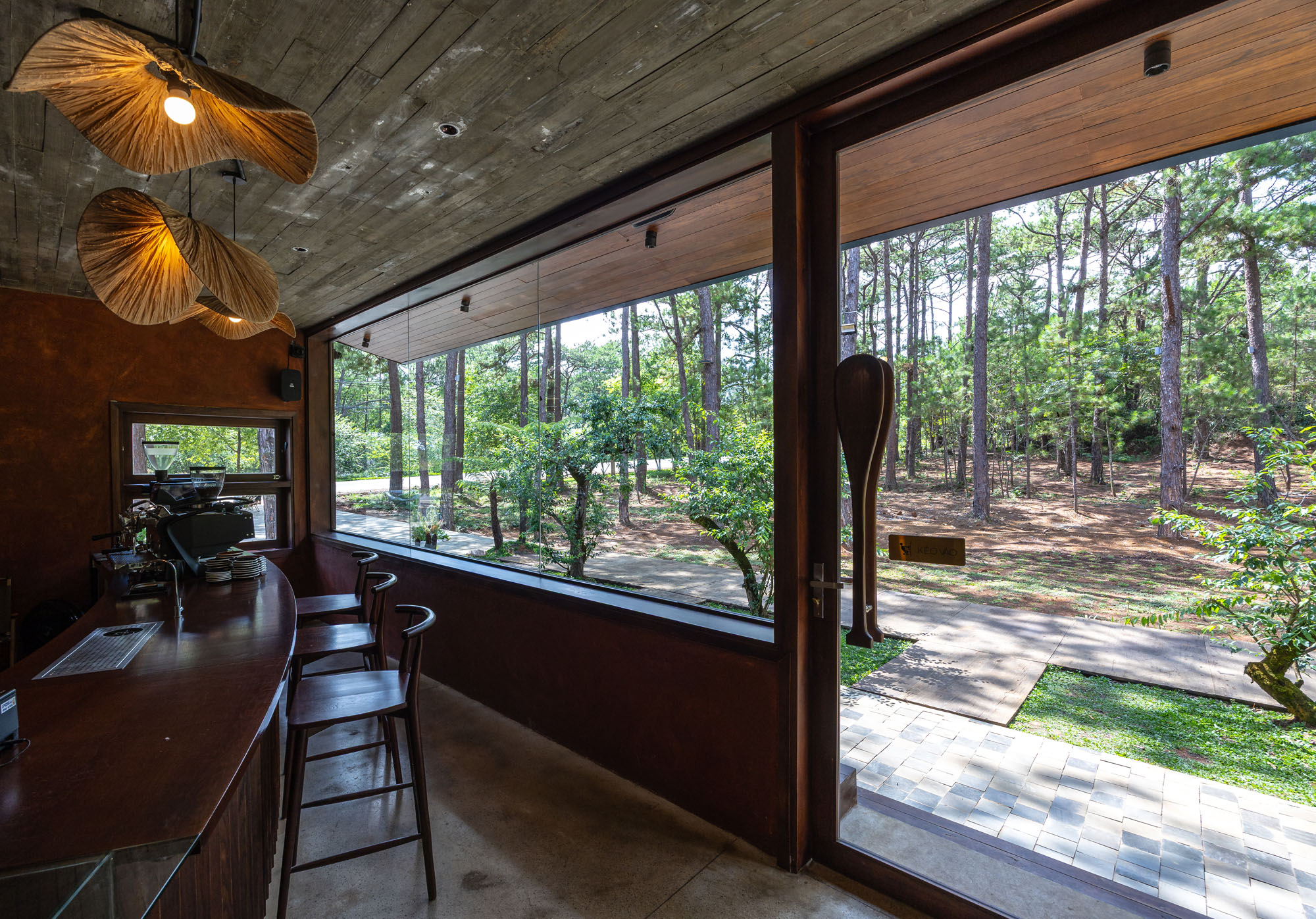 〈MA.DEビストロ(MA.DE Bistro)〉AN NAM Design and Build