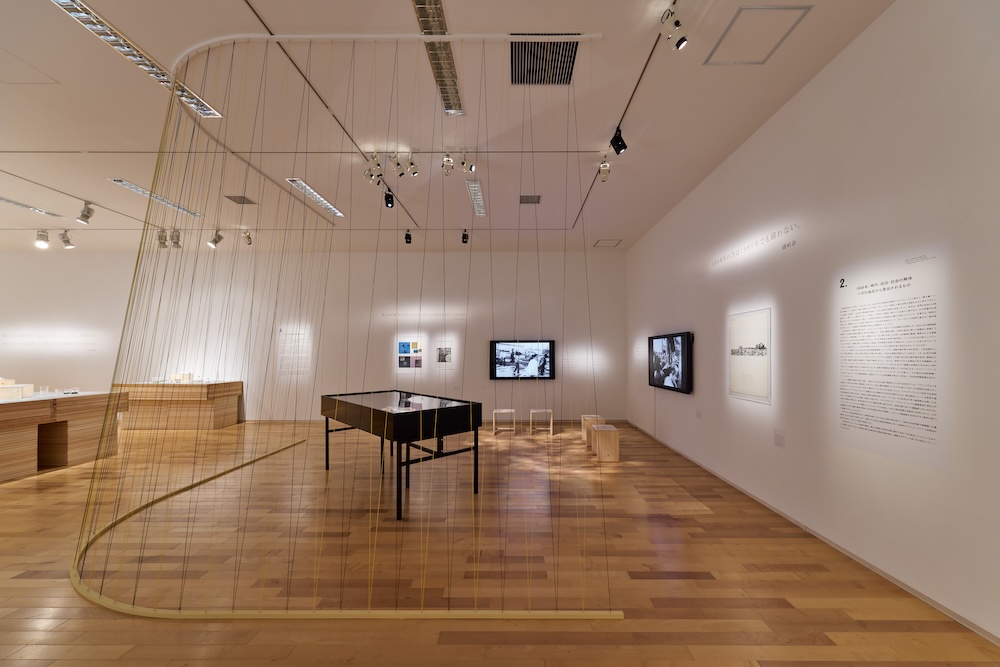 武蔵野美術大学 美術館・図書館企画展「よみがえるポストモダン　倉俣史朗、小松誠、髙﨑正治、デザインの人間主義」展 会場写真