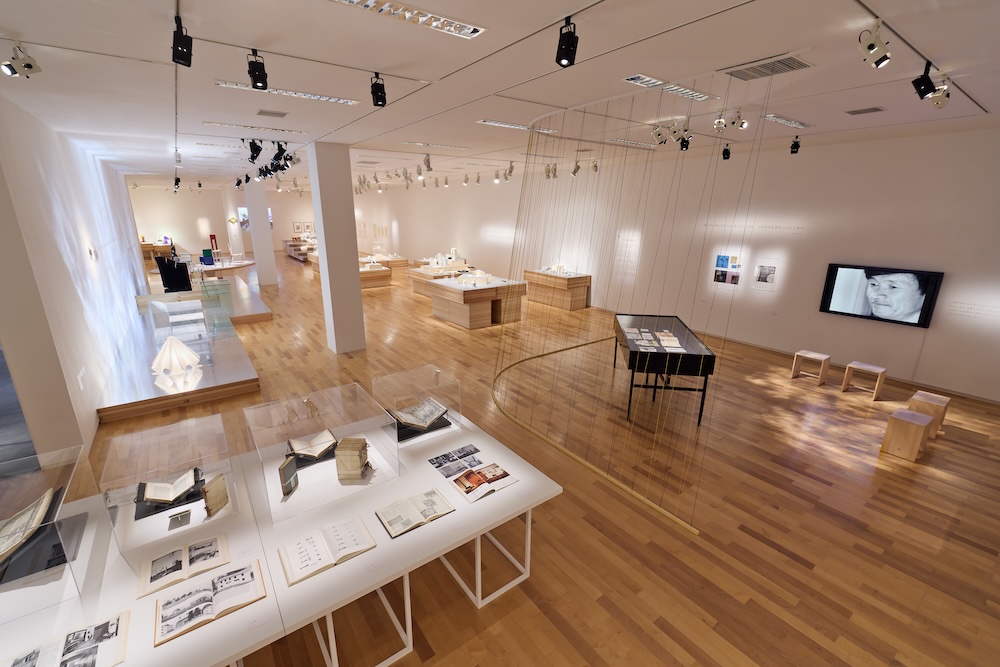 武蔵野美術大学 美術館・図書館企画展「よみがえるポストモダン　倉俣史朗、小松誠、髙﨑正治、デザインの人間主義」展 会場写真