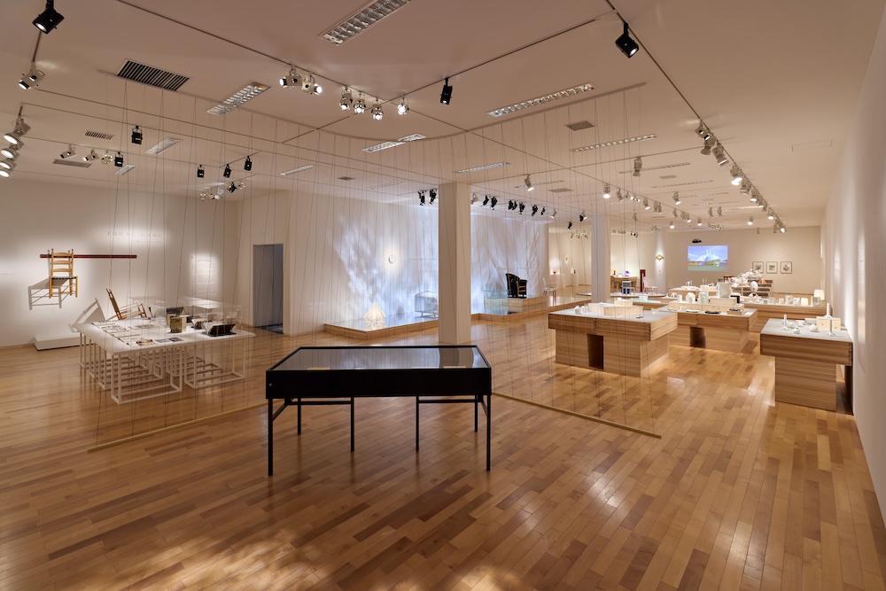 武蔵野美術大学 美術館・図書館企画展「よみがえるポストモダン　倉俣史朗、小松誠、髙﨑正治、デザインの人間主義」展 会場写真