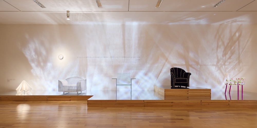 武蔵野美術大学 美術館・図書館企画展「よみがえるポストモダン　倉俣史朗、小松誠、髙﨑正治、デザインの人間主義」展 会場写真