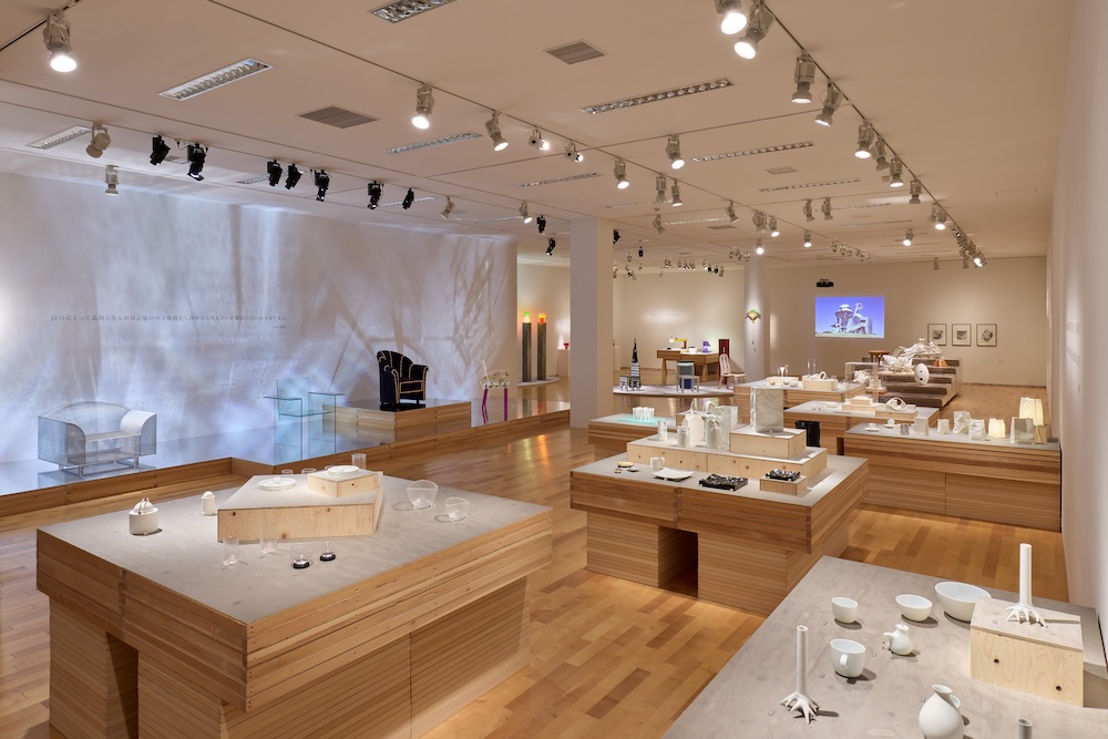 武蔵野美術大学 美術館・図書館企画展「よみがえるポストモダン　倉俣史朗、小松誠、髙﨑正治、デザインの人間主義」展 会場写真