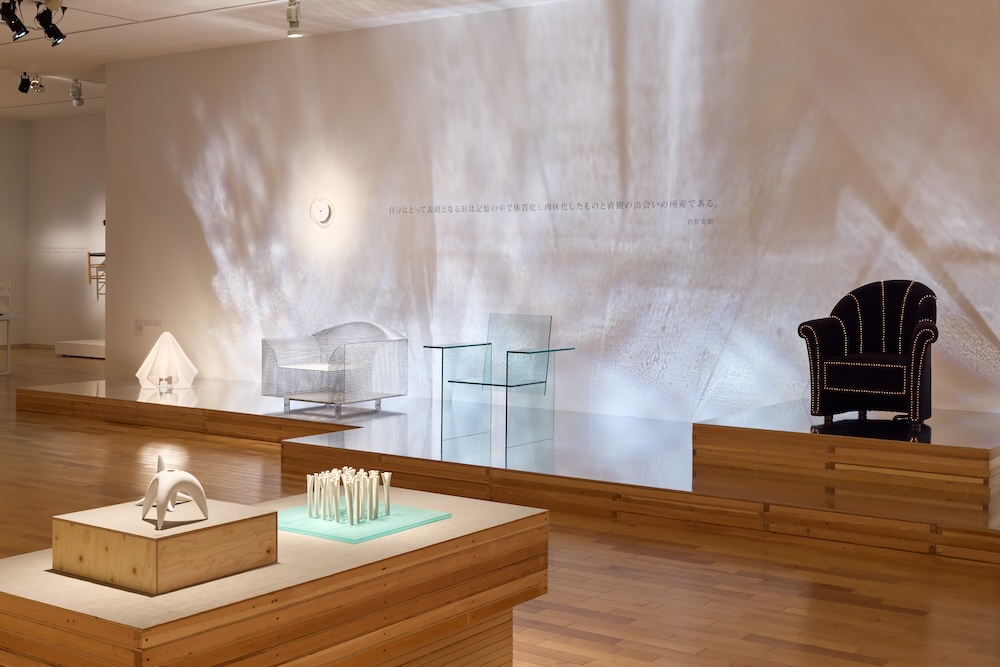 武蔵野美術大学 美術館・図書館企画展「よみがえるポストモダン　倉俣史朗、小松誠、髙﨑正治、デザインの人間主義」展 会場写真