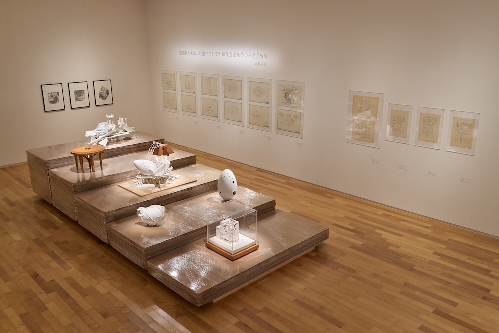 武蔵野美術大学 美術館・図書館企画展「よみがえるポストモダン　倉俣史朗、小松誠、髙﨑正治、デザインの人間主義」展 会場写真