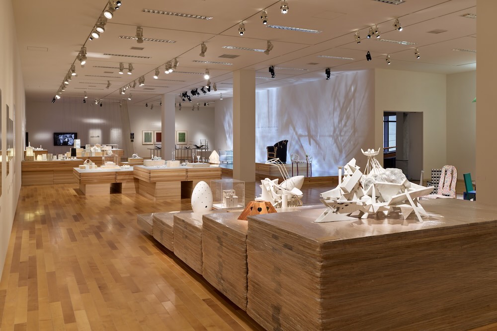 武蔵野美術大学 美術館・図書館企画展「よみがえるポストモダン　倉俣史朗、小松誠、髙﨑正治、デザインの人間主義」展 会場写真