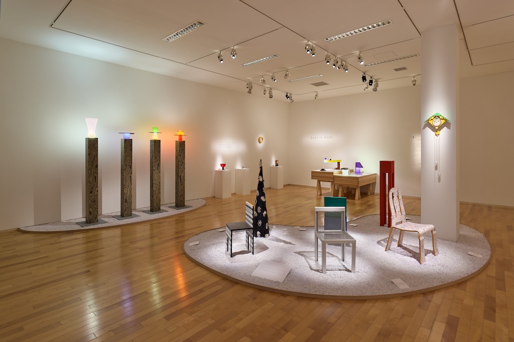 武蔵野美術大学 美術館・図書館企画展「よみがえるポストモダン　倉俣史朗、小松誠、髙﨑正治、デザインの人間主義」展 会場写真