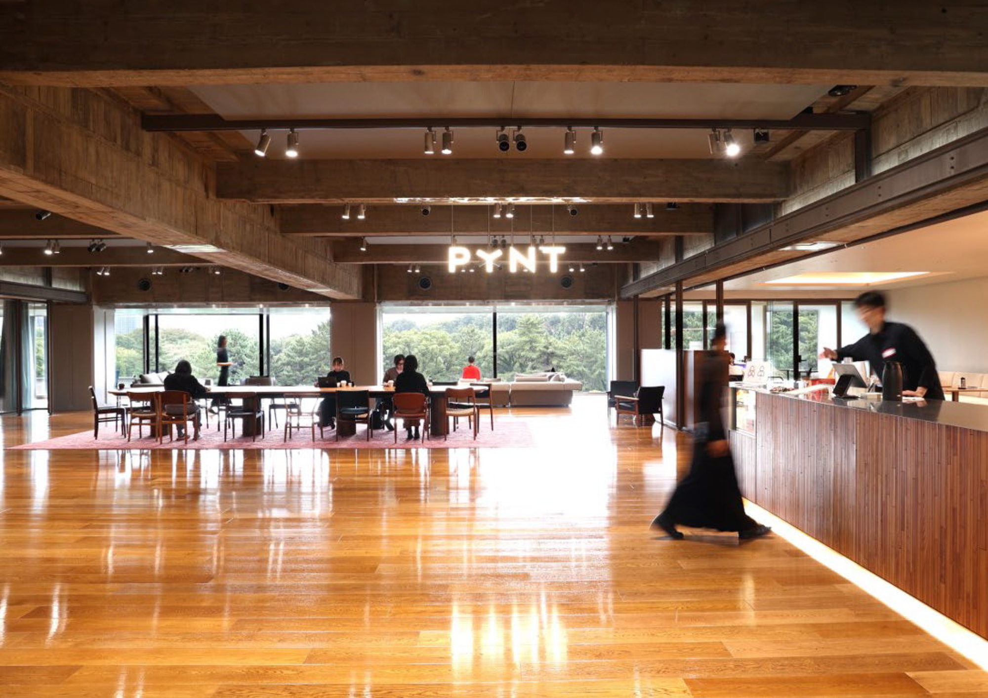 パレスサイドビル5階　PYNT 竹橋の様子　日建設計