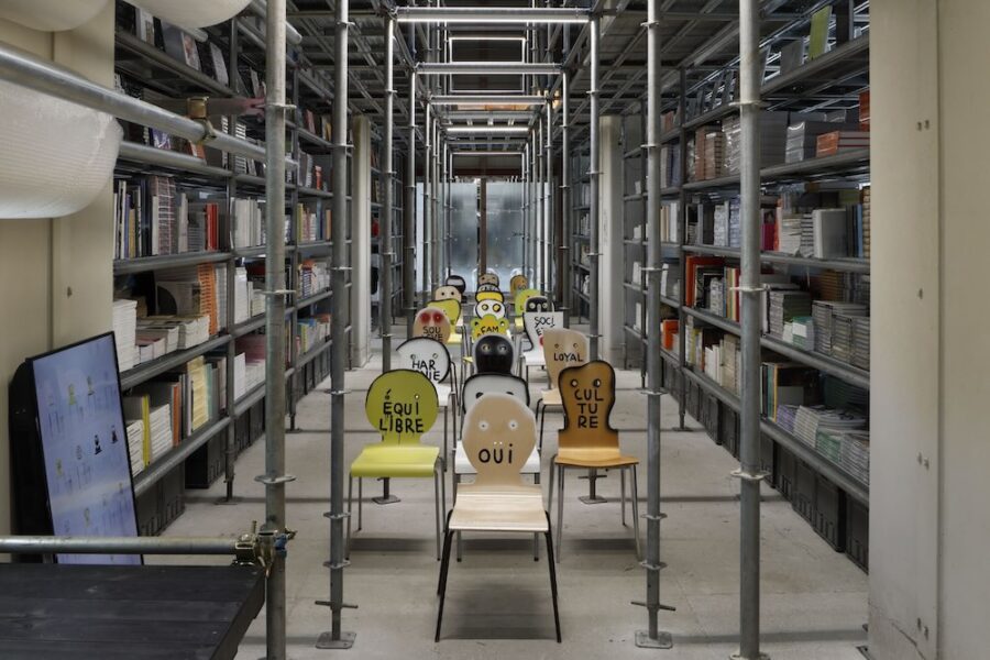 今年のパリデザインウィークおよびDESIGNART TOKYOで披露されたインスタレーション「577脚の椅子：市民の半円形議場」の一部が亀有に、12/14まで