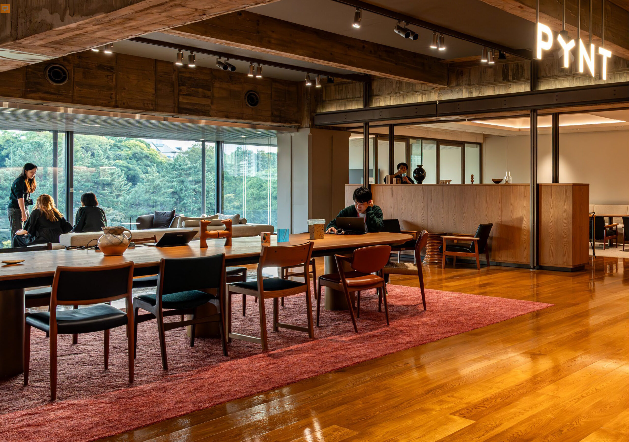 パレスサイドビル5階　PYNT 竹橋の様子　日建設計